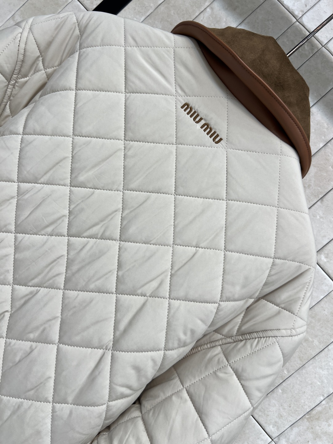 MIU家 25早秋新款 杏色棉服 精致工艺 搭配度也很高 实穿主义真的很难拒绝 下摆两侧按扣开叉小设计 