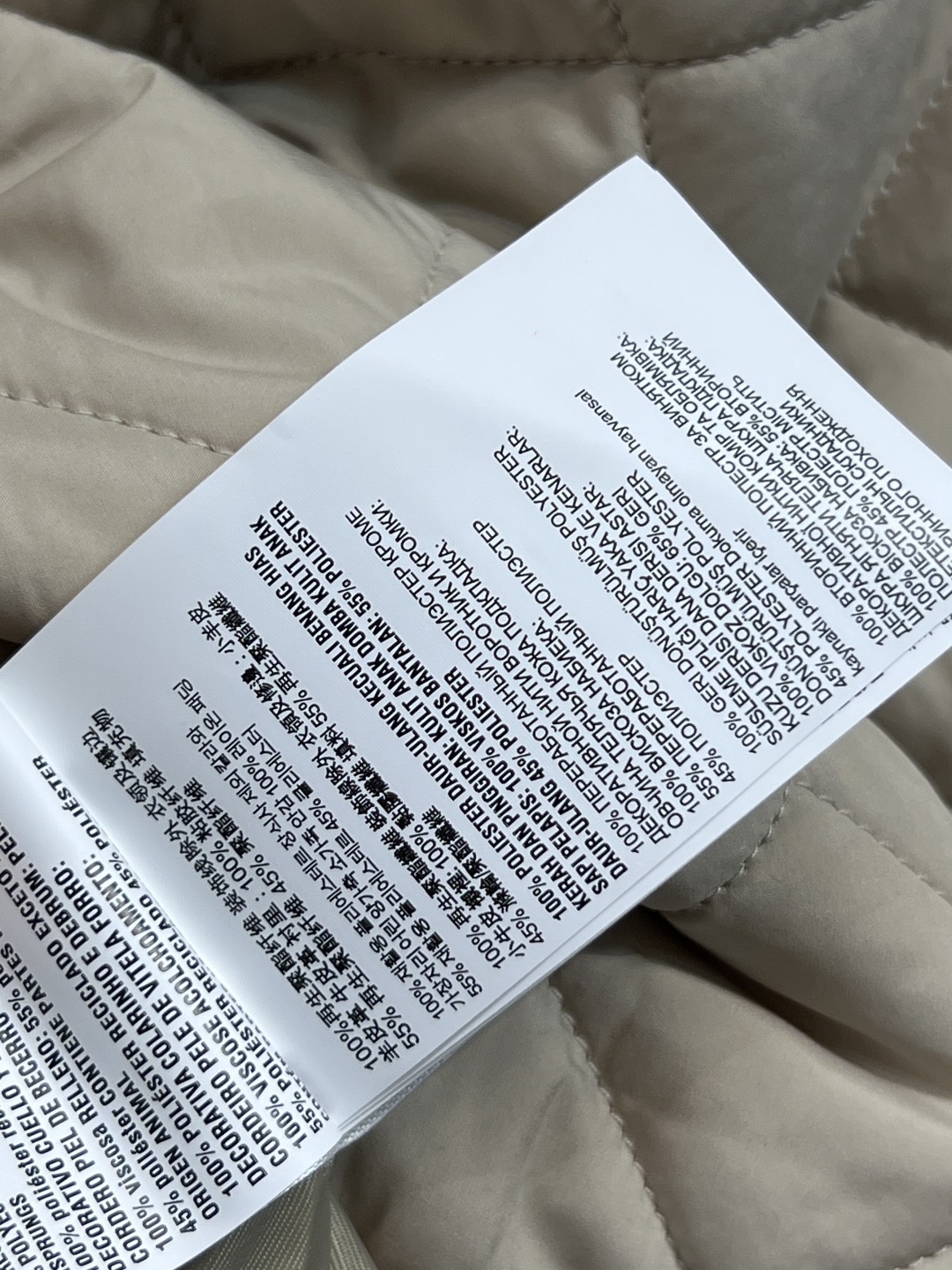 MIU家 25早秋新款 杏色棉服 精致工艺 搭配度也很高 实穿主义真的很难拒绝 下摆两侧按扣开叉小设计 