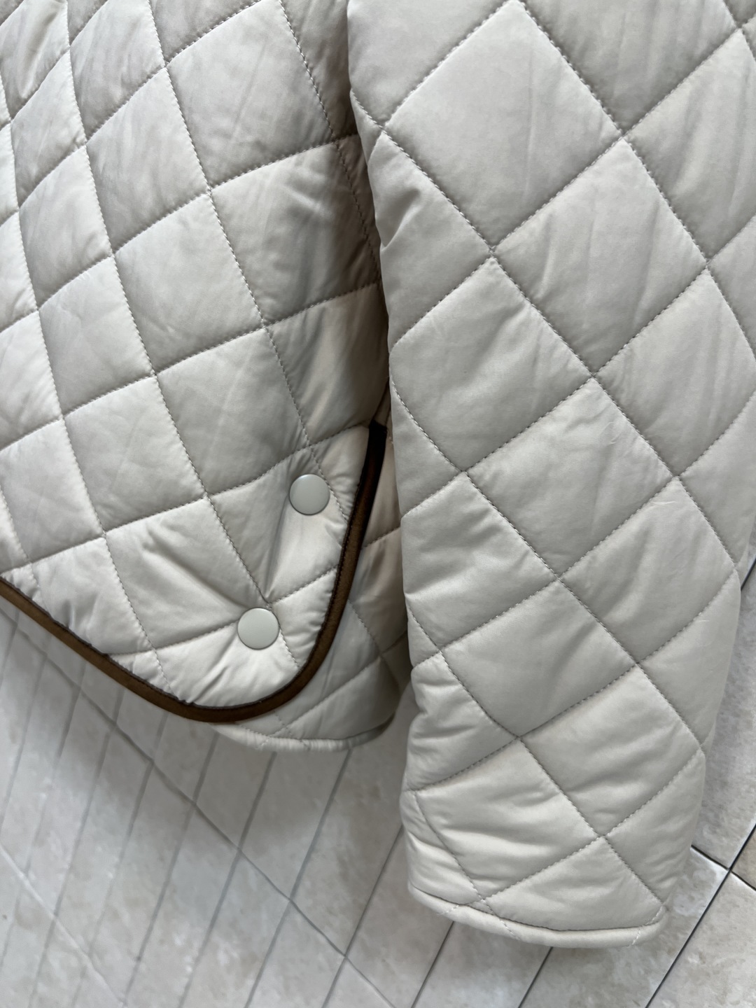 MIU家 25早秋新款 杏色棉服 精致工艺 搭配度也很高 实穿主义真的很难拒绝 下摆两侧按扣开叉小设计 