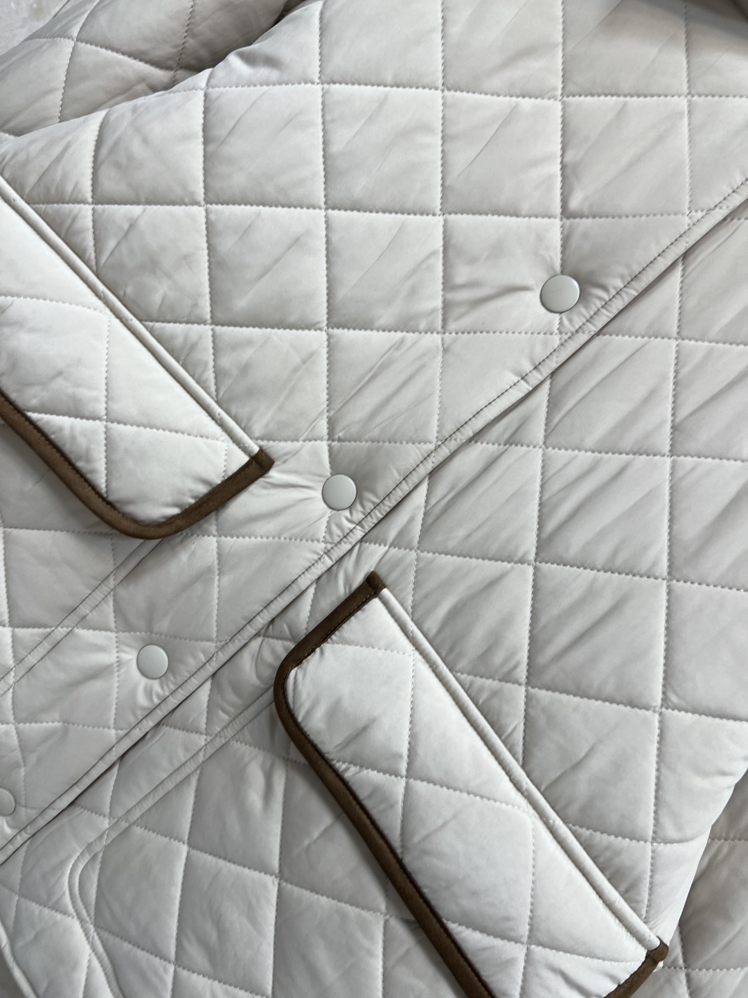 MIU家 25早秋新款 杏色棉服 精致工艺 搭配度也很高 实穿主义真的很难拒绝 下摆两侧按扣开叉小设计 