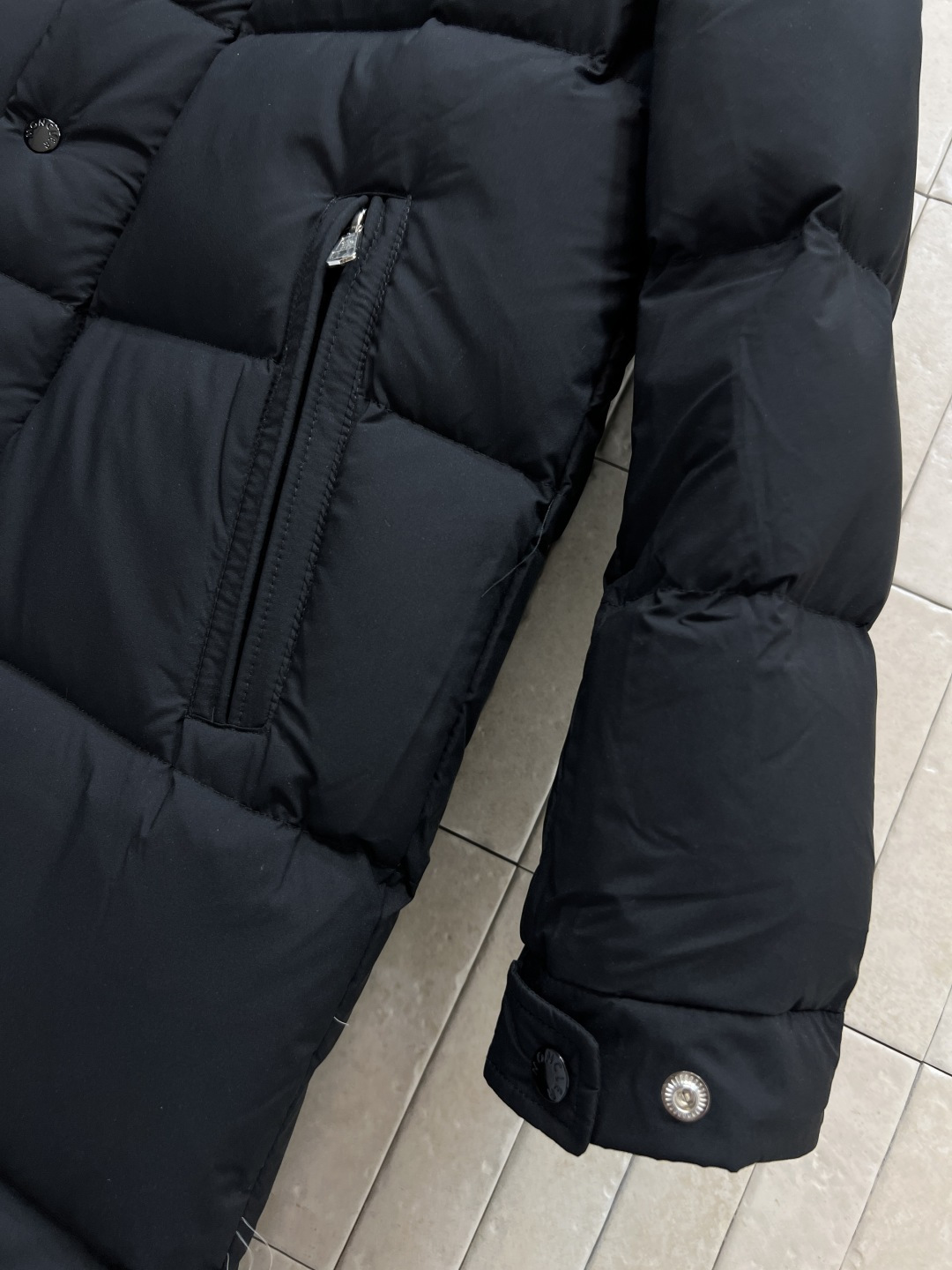 M家 25秋冬新款 连帽中长款羽绒服 可拆卸连帽设计 上身超显瘦 干净利落剪裁版型上身百搭时髦又帅气 重