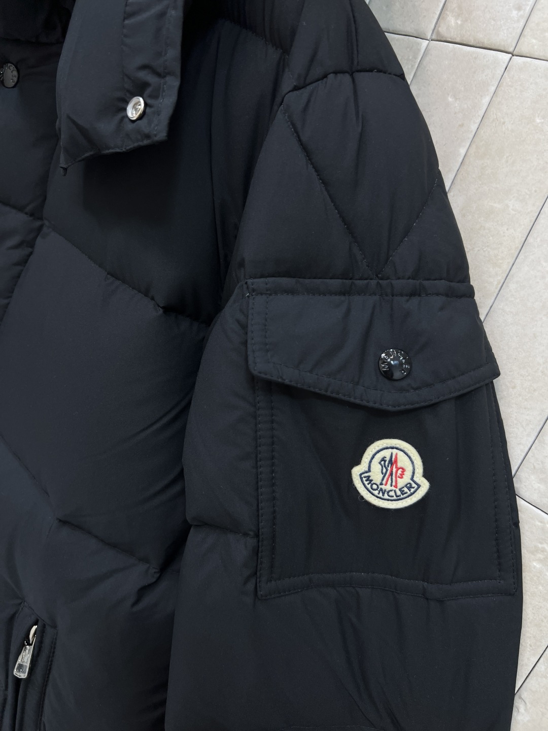 M家 25秋冬新款 连帽中长款羽绒服 可拆卸连帽设计 上身超显瘦 干净利落剪裁版型上身百搭时髦又帅气 重