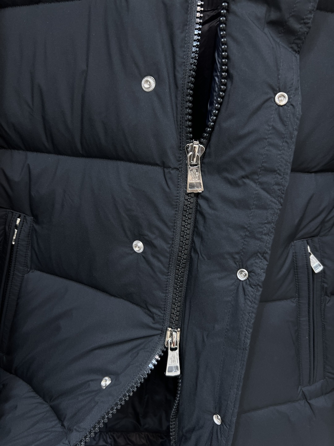 M家 25秋冬新款 连帽中长款羽绒服 可拆卸连帽设计 上身超显瘦 干净利落剪裁版型上身百搭时髦又帅气 重