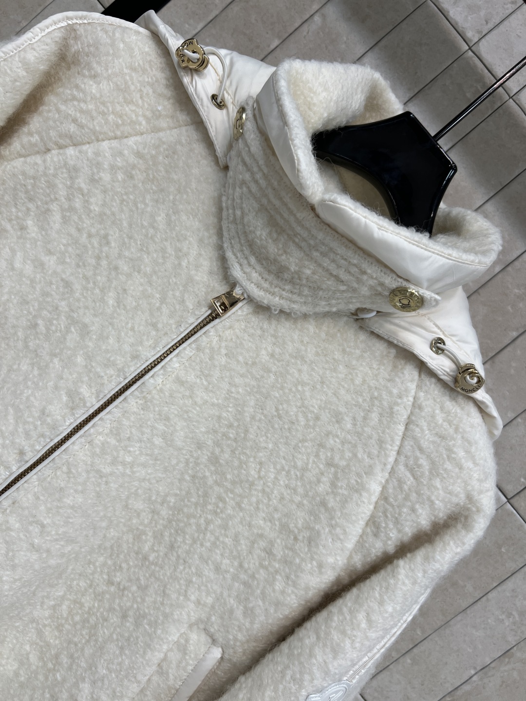 25秋冬新款 羊羔毛连帽夹克羽绒服 可拆卸连帽设计 采用高品质羊羔毛 柔软又保暖 秋冬穿超合适！短款设计