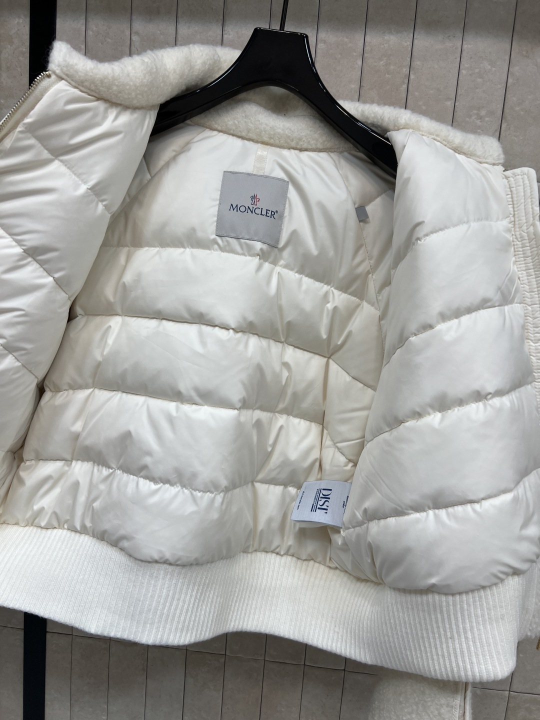 25秋冬新款 羊羔毛连帽夹克羽绒服 可拆卸连帽设计 采用高品质羊羔毛 柔软又保暖 秋冬穿超合适！短款设计