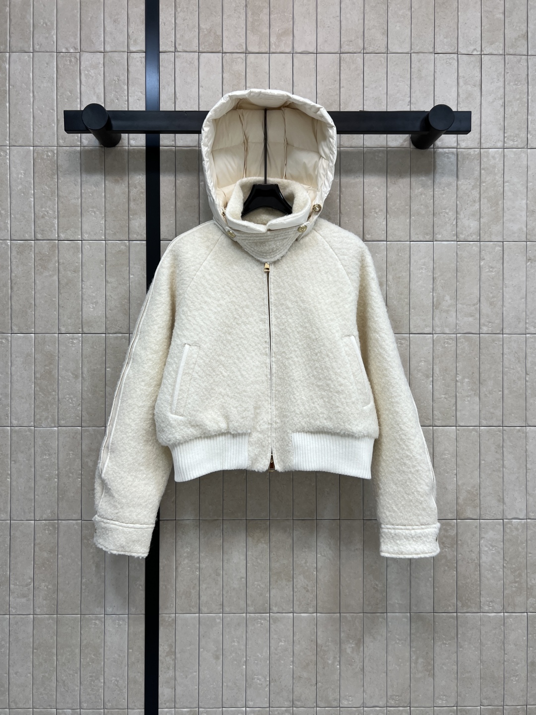 25秋冬新款 羊羔毛连帽夹克羽绒服 可拆卸连帽设计 采用高品质羊羔毛 柔软又保暖 秋冬穿超合适！短款设计