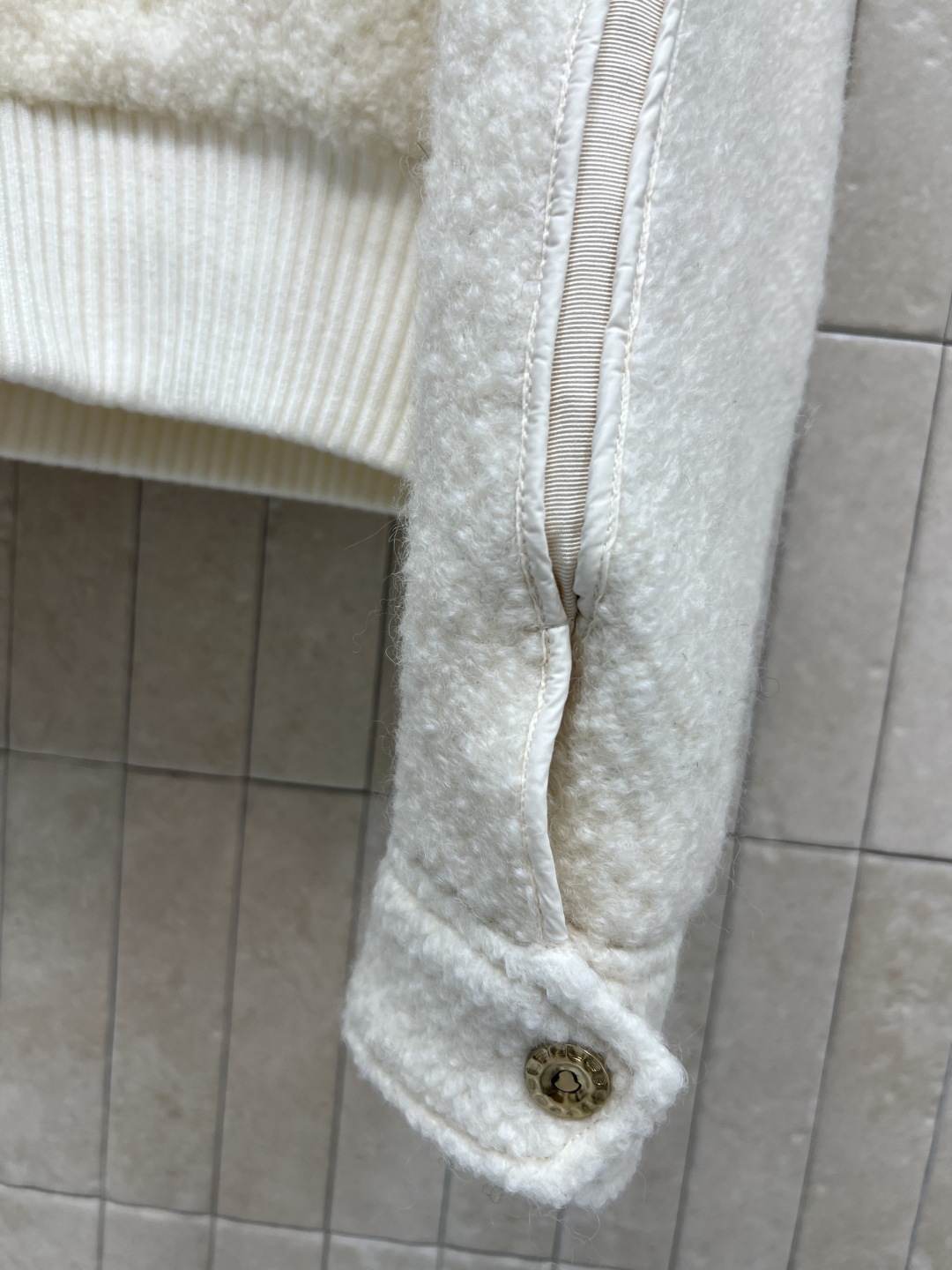 25秋冬新款 羊羔毛连帽夹克羽绒服 可拆卸连帽设计 采用高品质羊羔毛 柔软又保暖 秋冬穿超合适！短款设计