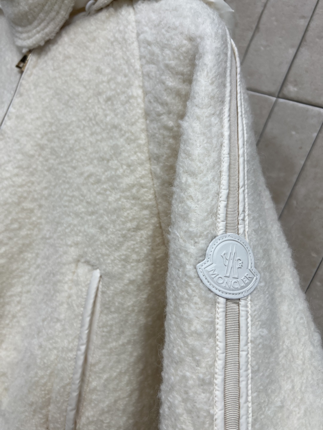 25秋冬新款 羊羔毛连帽夹克羽绒服 可拆卸连帽设计 采用高品质羊羔毛 柔软又保暖 秋冬穿超合适！短款设计