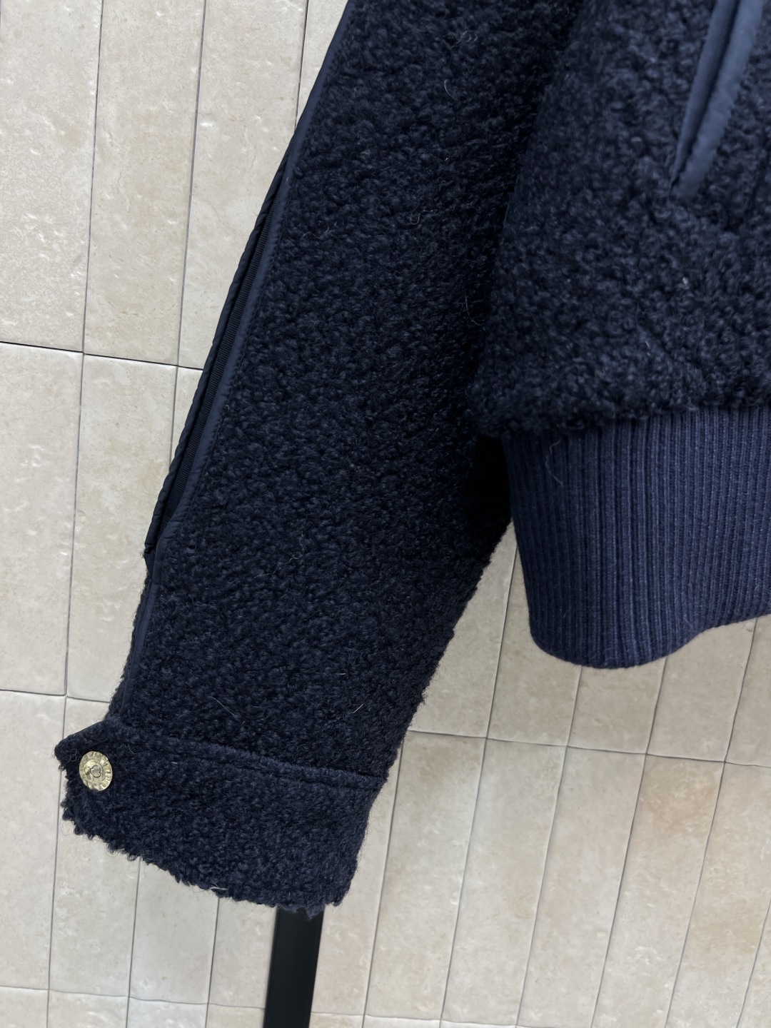 25秋冬新款 羊羔毛连帽夹克羽绒服 可拆卸连帽设计 采用高品质羊羔毛 柔软又保暖 秋冬穿超合适！短款设计