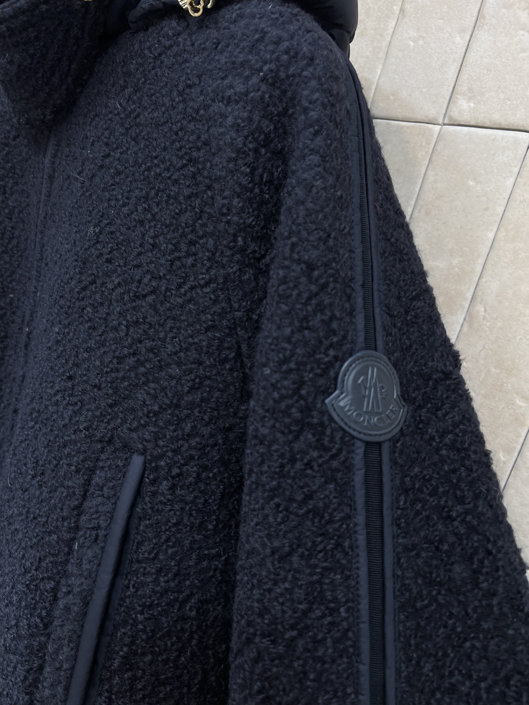 25秋冬新款 羊羔毛连帽夹克羽绒服 可拆卸连帽设计 采用高品质羊羔毛 柔软又保暖 秋冬穿超合适！短款设计