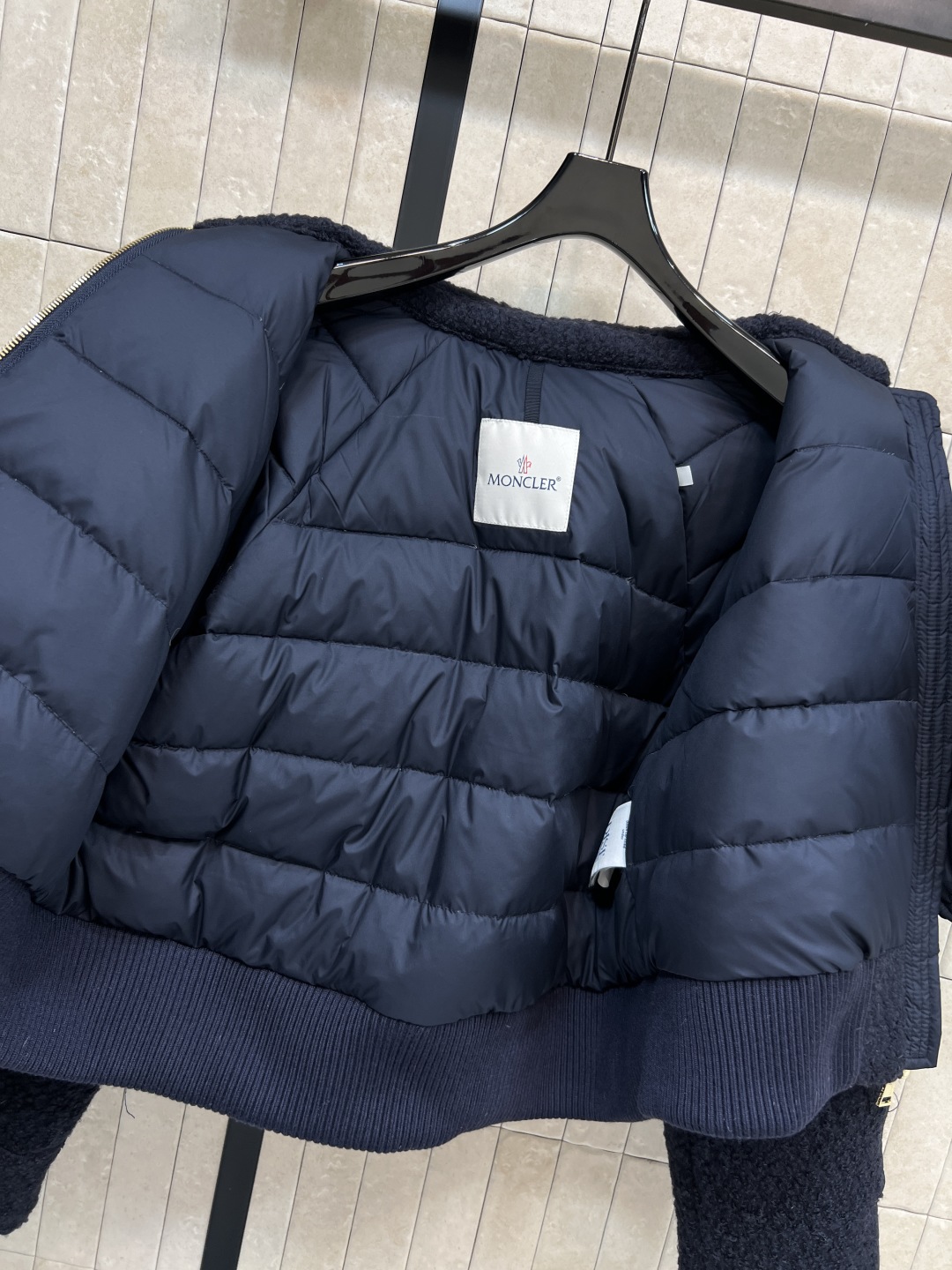 25秋冬新款 羊羔毛连帽夹克羽绒服 可拆卸连帽设计 采用高品质羊羔毛 柔软又保暖 秋冬穿超合适！短款设计