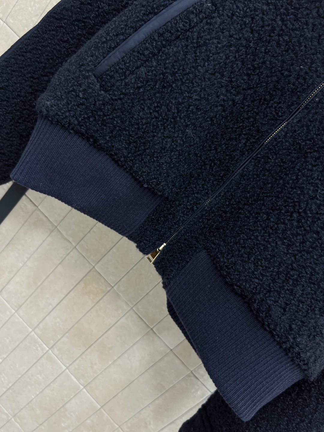 25秋冬新款 羊羔毛连帽夹克羽绒服 可拆卸连帽设计 采用高品质羊羔毛 柔软又保暖 秋冬穿超合适！短款设计