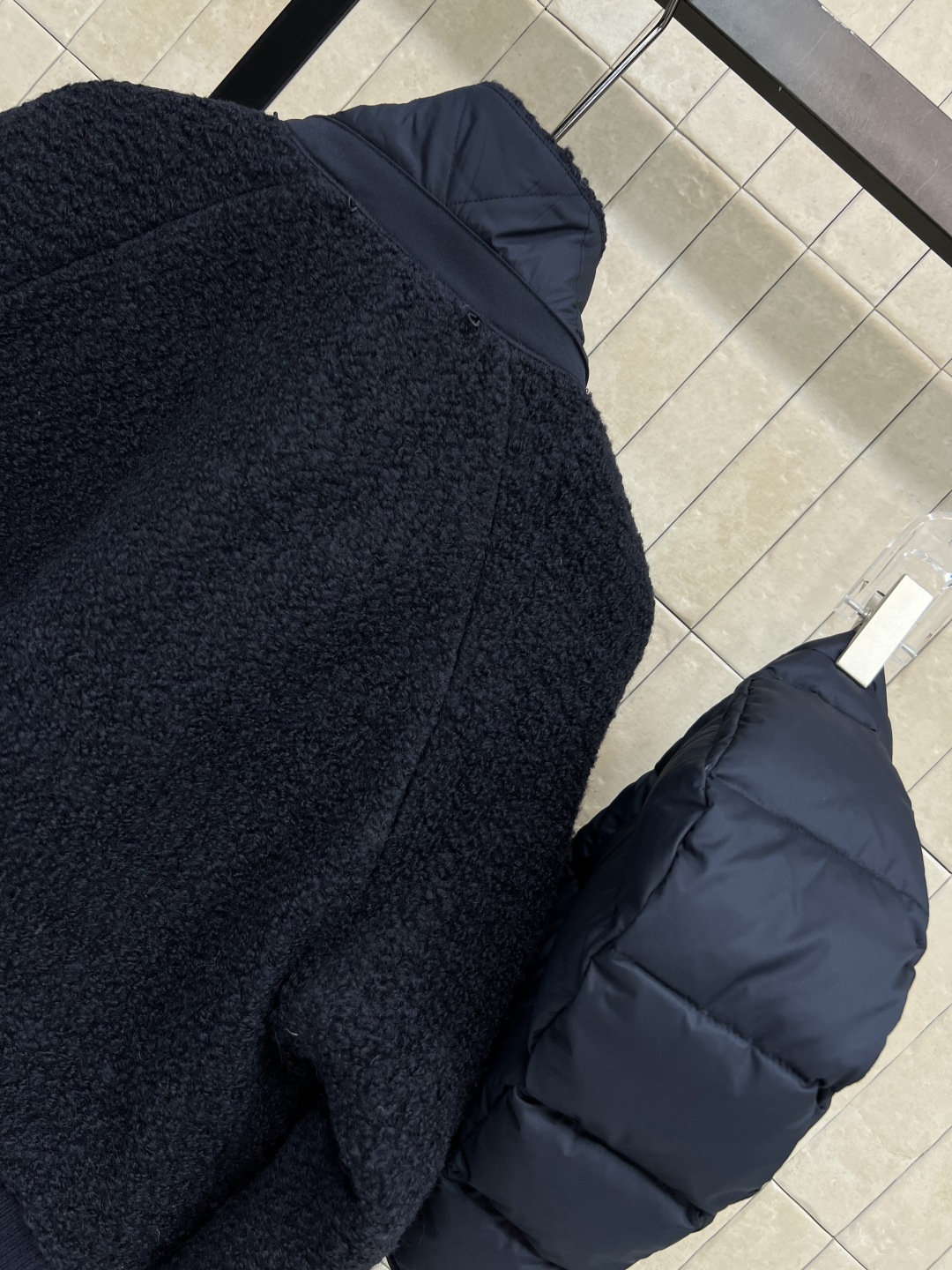 25秋冬新款 羊羔毛连帽夹克羽绒服 可拆卸连帽设计 采用高品质羊羔毛 柔软又保暖 秋冬穿超合适！短款设计