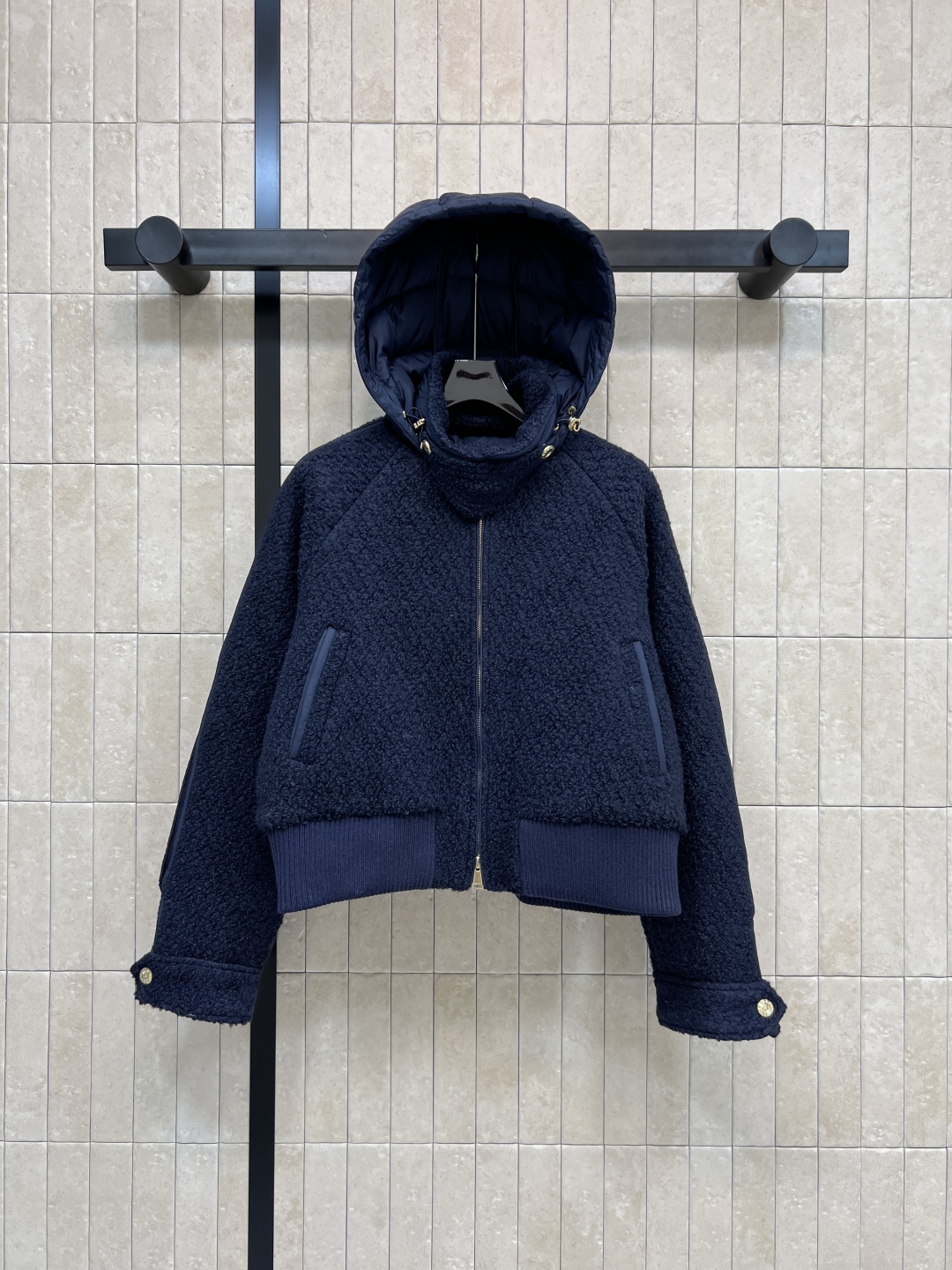 25秋冬新款 羊羔毛连帽夹克羽绒服 可拆卸连帽设计 采用高品质羊羔毛 柔软又保暖 秋冬穿超合适！短款设计