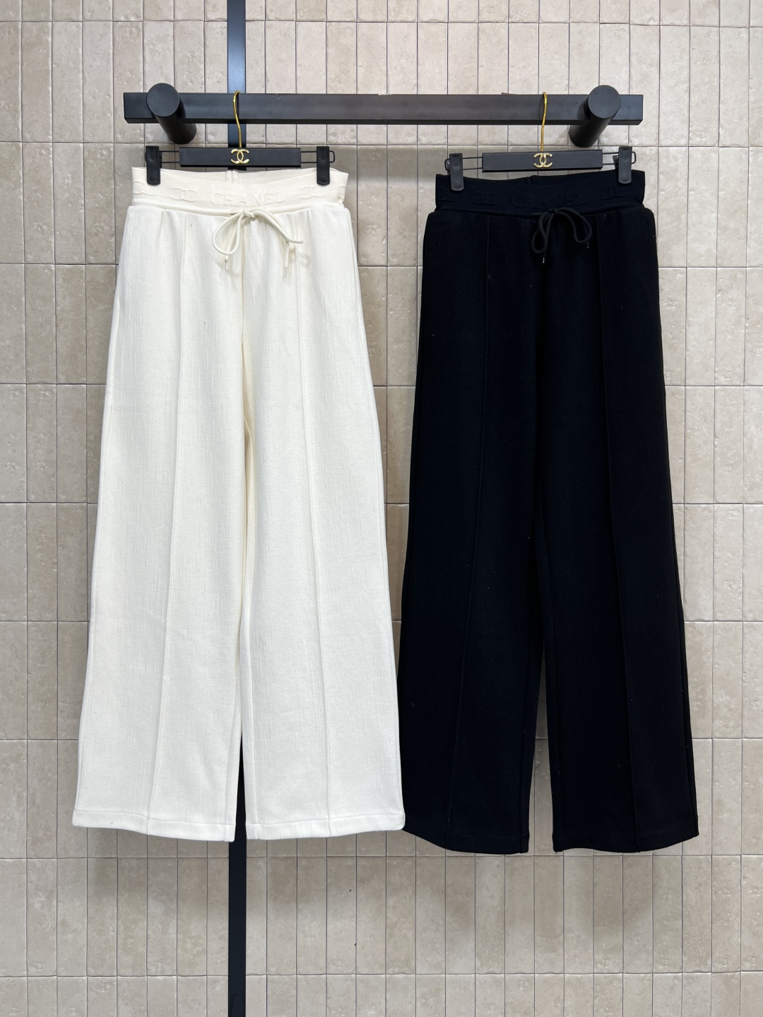 小香家 25秋冬新款 logo织带休闲裤 腰间浮雕logo松紧腰拼接 阔腿休闲裤型 上身立体显白又时尚 