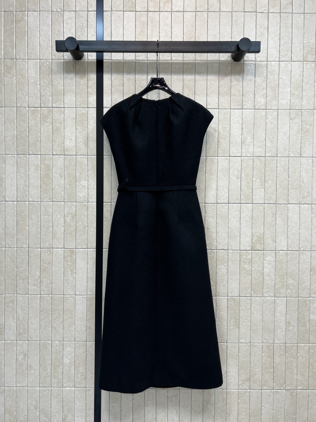 D家 25秋冬新款 黑色毛呢无袖收腰连衣裙 简约优雅 毛呢面料柔软有垂感 穿着舒适又透气 圆领褶皱+无袖