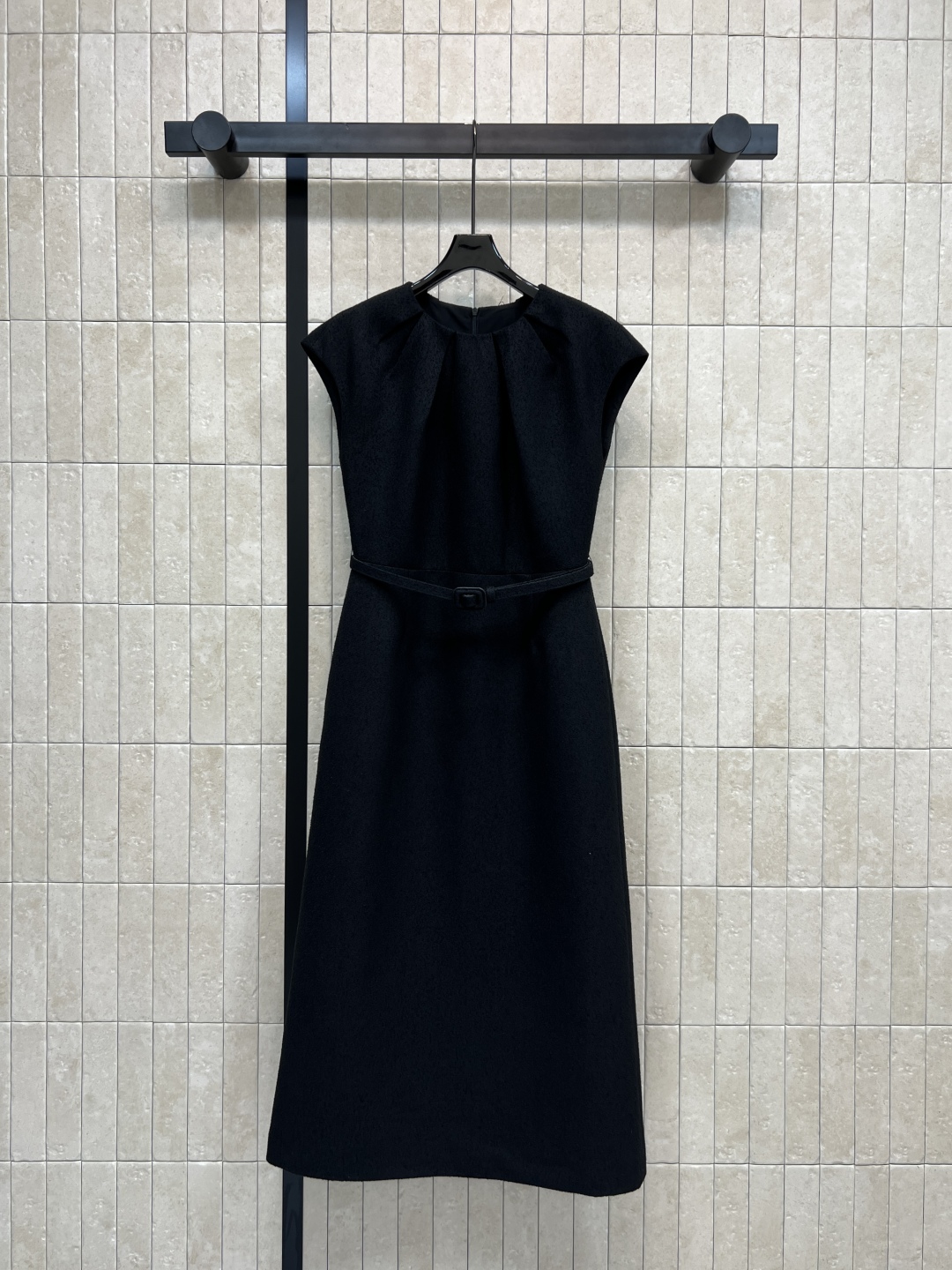 D家 25秋冬新款 黑色毛呢无袖收腰连衣裙 简约优雅 毛呢面料柔软有垂感 穿着舒适又透气 圆领褶皱+无袖