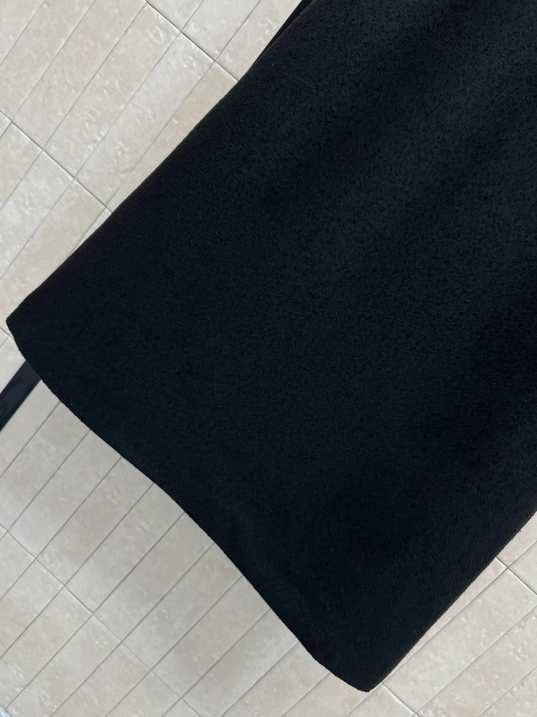 D家 25秋冬新款 黑色毛呢无袖收腰连衣裙 简约优雅 毛呢面料柔软有垂感 穿着舒适又透气 圆领褶皱+无袖