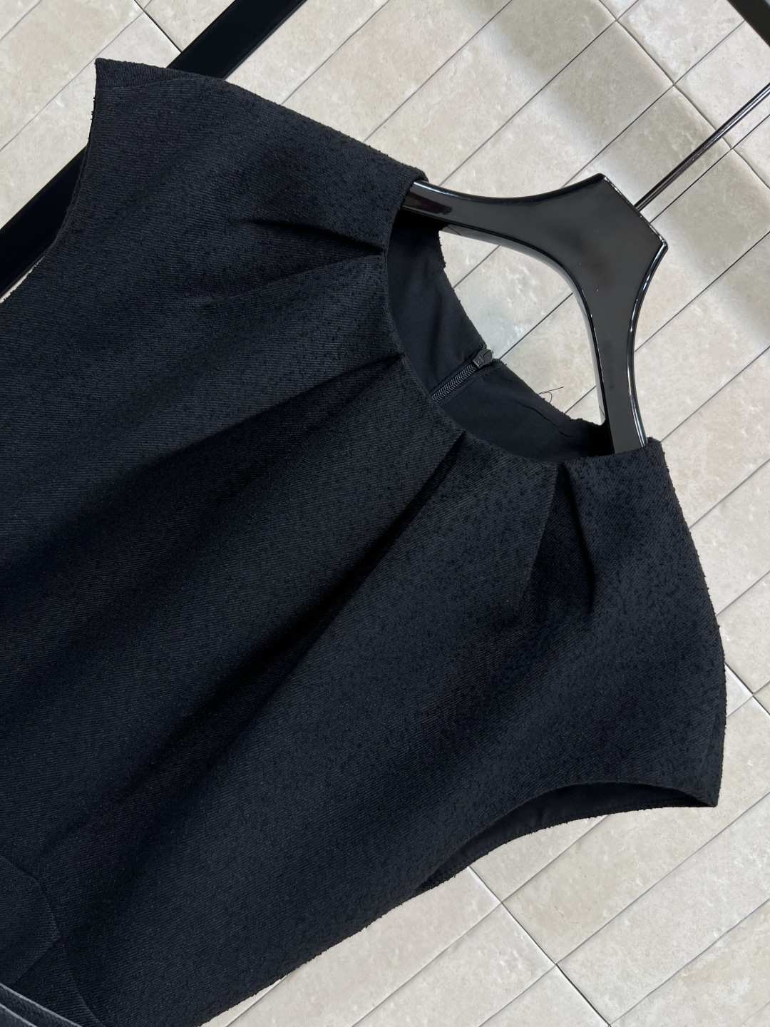 D家 25秋冬新款 黑色毛呢无袖收腰连衣裙 简约优雅 毛呢面料柔软有垂感 穿着舒适又透气 圆领褶皱+无袖