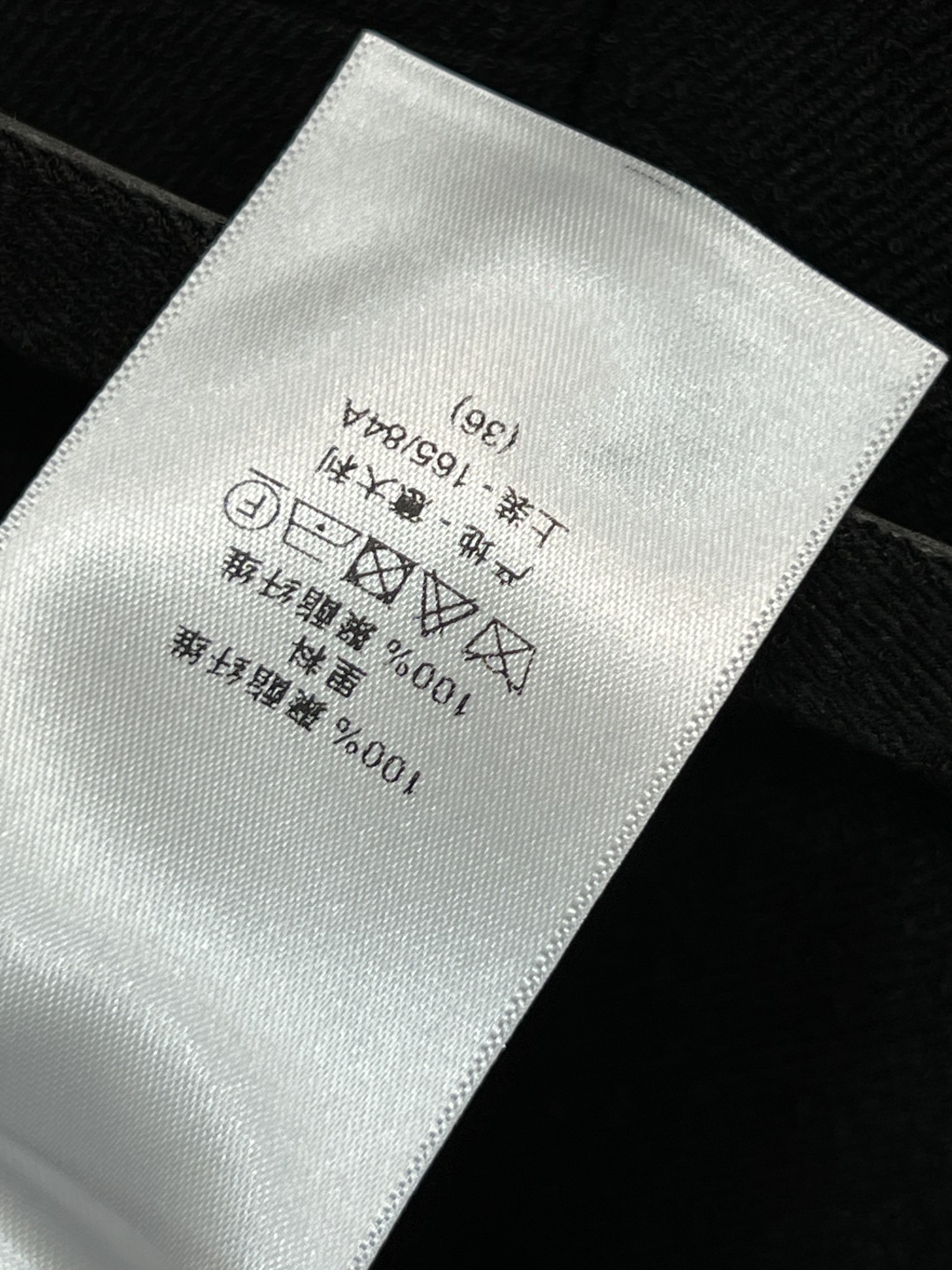 D家 25秋冬新款 黑色毛呢无袖收腰连衣裙 简约优雅 毛呢面料柔软有垂感 穿着舒适又透气 圆领褶皱+无袖