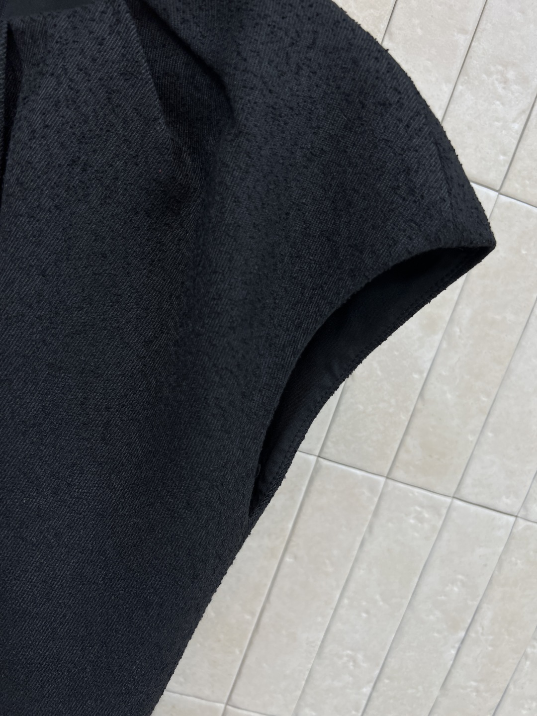 D家 25秋冬新款 黑色毛呢无袖收腰连衣裙 简约优雅 毛呢面料柔软有垂感 穿着舒适又透气 圆领褶皱+无袖