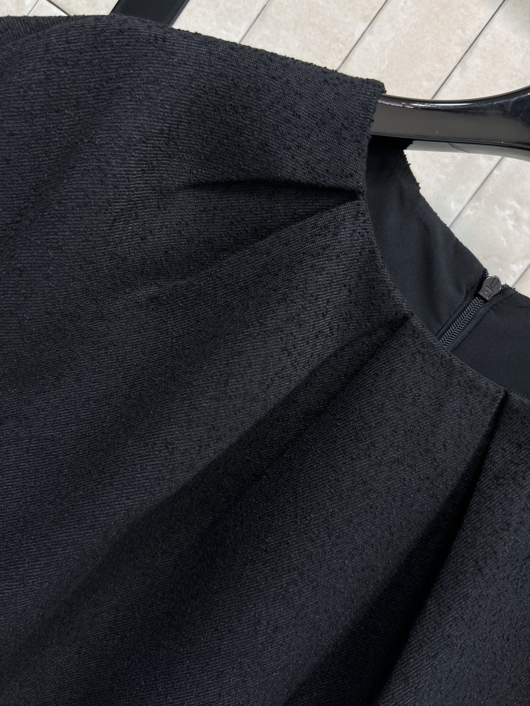 D家 25秋冬新款 黑色毛呢无袖收腰连衣裙 简约优雅 毛呢面料柔软有垂感 穿着舒适又透气 圆领褶皱+无袖