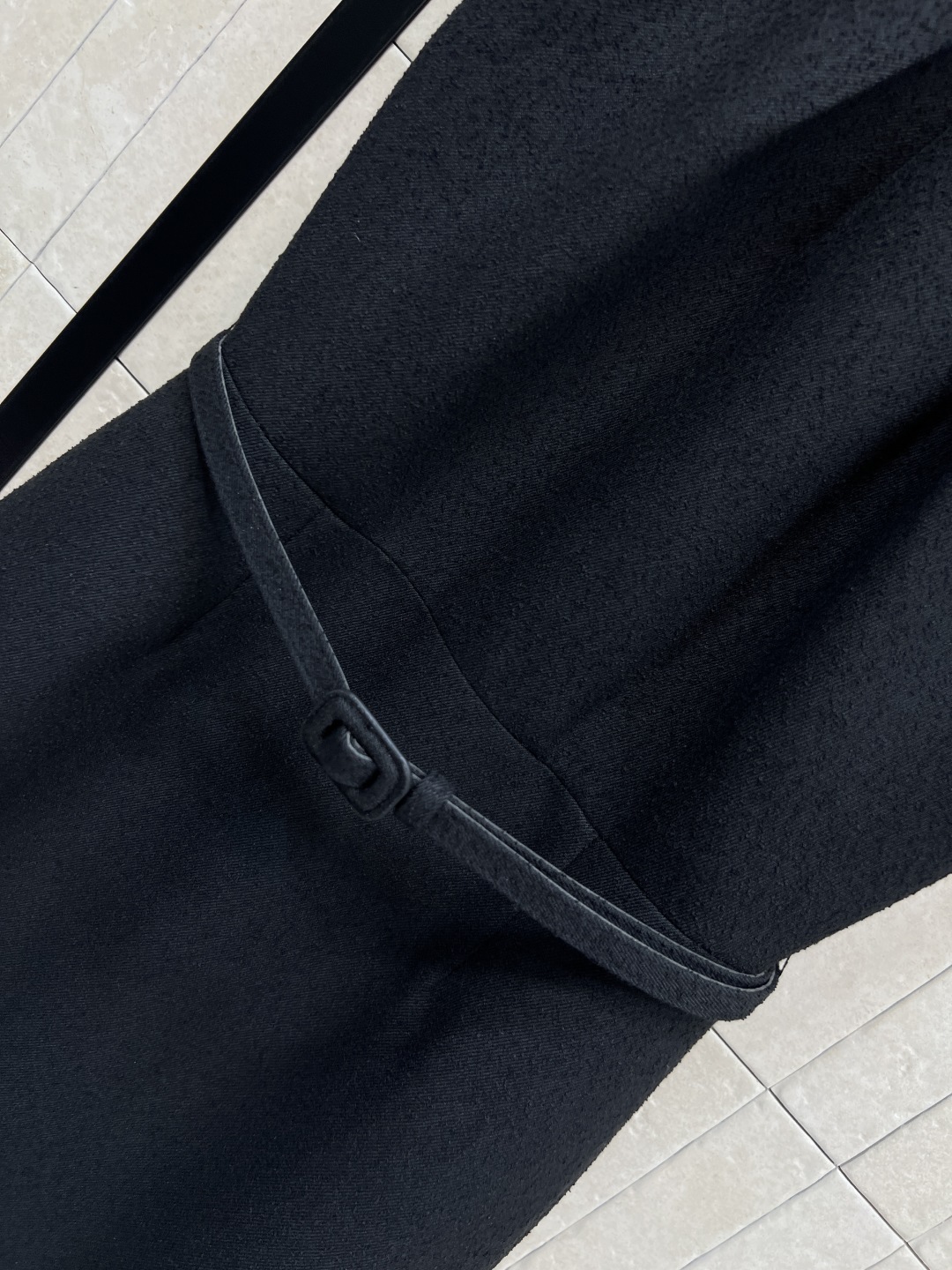 D家 25秋冬新款 黑色毛呢无袖收腰连衣裙 简约优雅 毛呢面料柔软有垂感 穿着舒适又透气 圆领褶皱+无袖