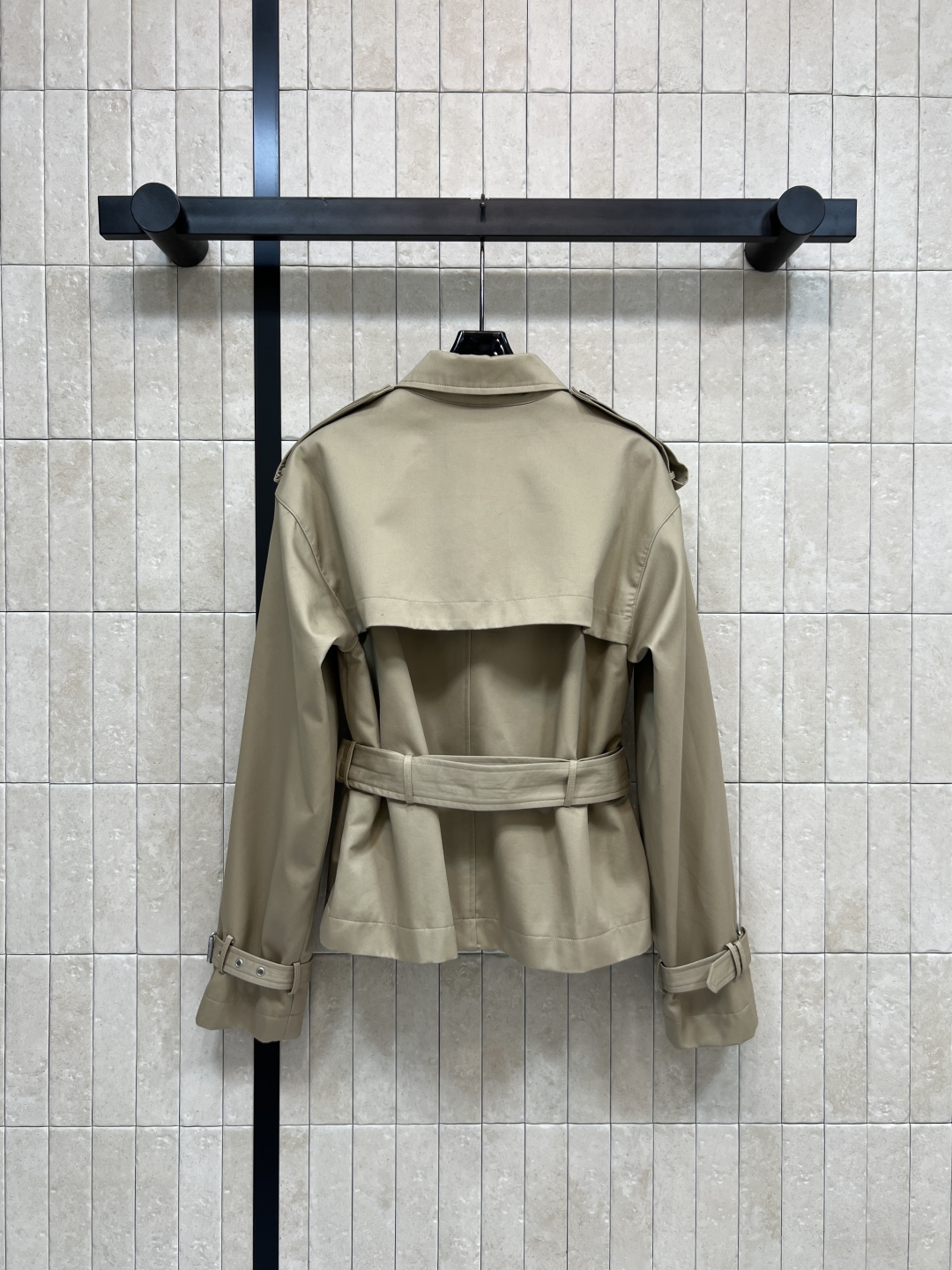 D家 25秋冬新款 短款风衣外套 经典款短版风衣设计 上身精致又干练得体 很少见到的短风衣 小个子也能轻