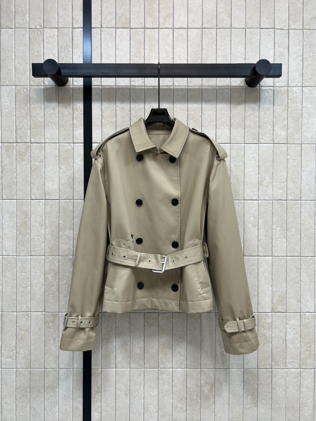 D家 25秋冬新款 短款风衣外套 经典款短版风衣设计 上身精致又干练得体 很少见到的短风衣 小个子也能轻