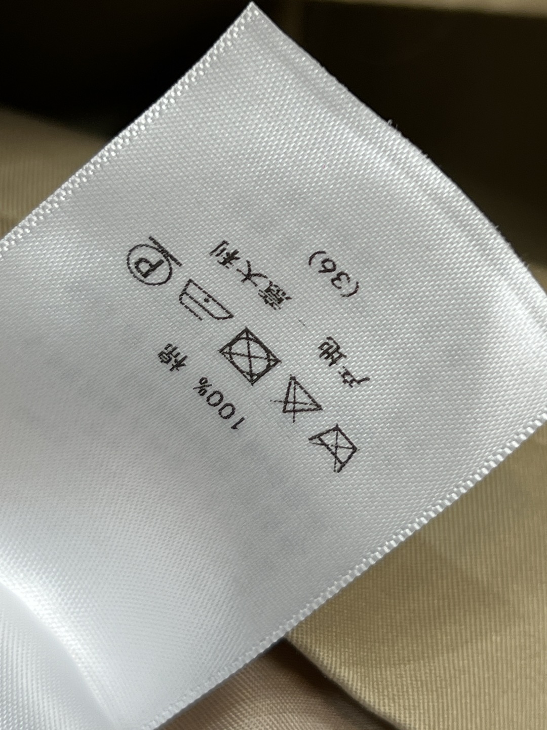 D家 25秋冬新款 短款风衣外套 经典款短版风衣设计 上身精致又干练得体 很少见到的短风衣 小个子也能轻