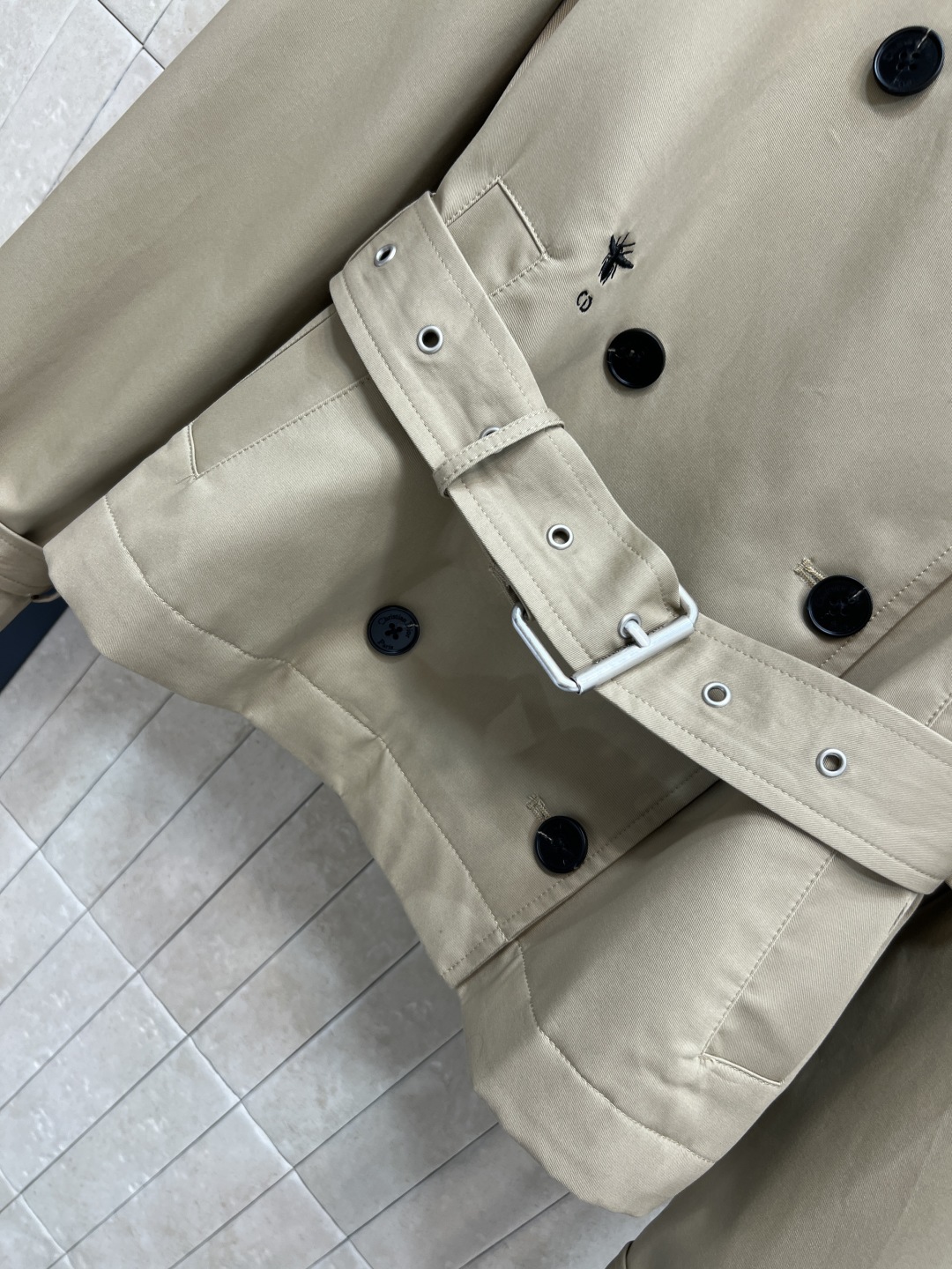 D家 25秋冬新款 短款风衣外套 经典款短版风衣设计 上身精致又干练得体 很少见到的短风衣 小个子也能轻