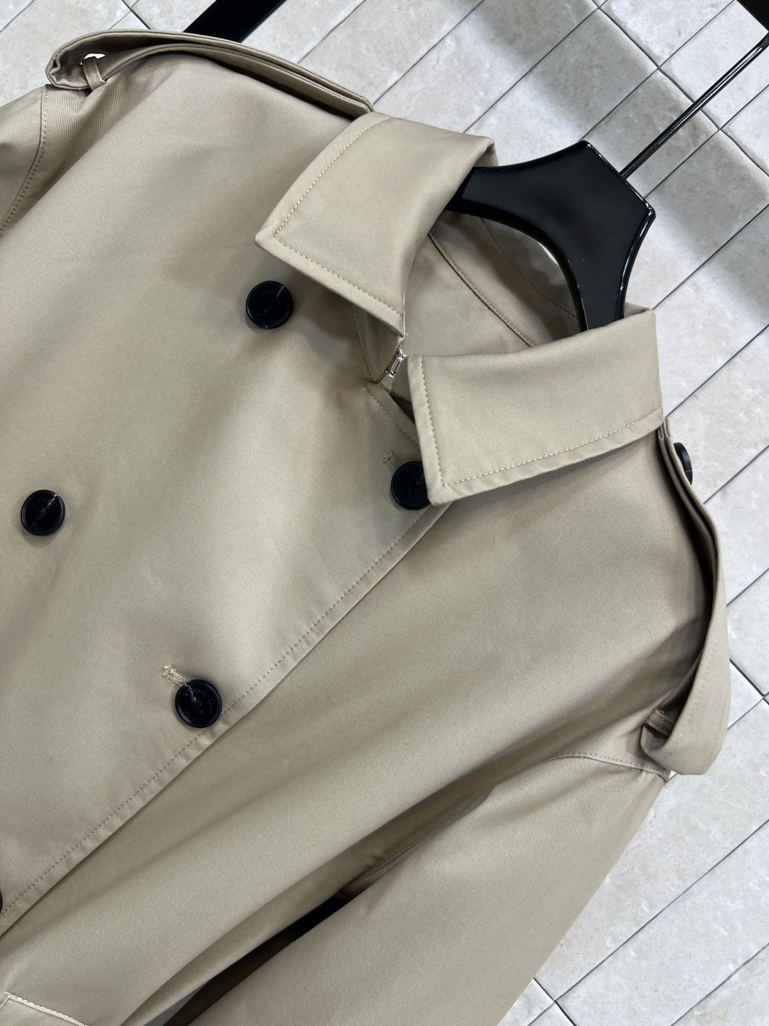 D家 25秋冬新款 短款风衣外套 经典款短版风衣设计 上身精致又干练得体 很少见到的短风衣 小个子也能轻