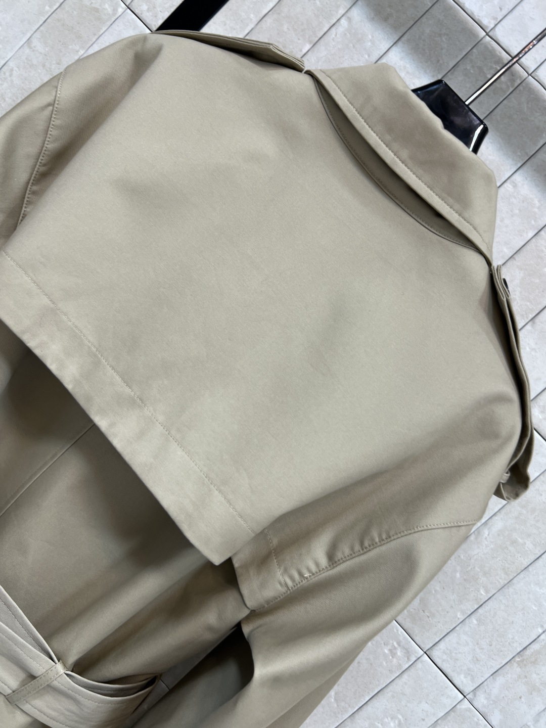 D家 25秋冬新款 短款风衣外套 经典款短版风衣设计 上身精致又干练得体 很少见到的短风衣 小个子也能轻