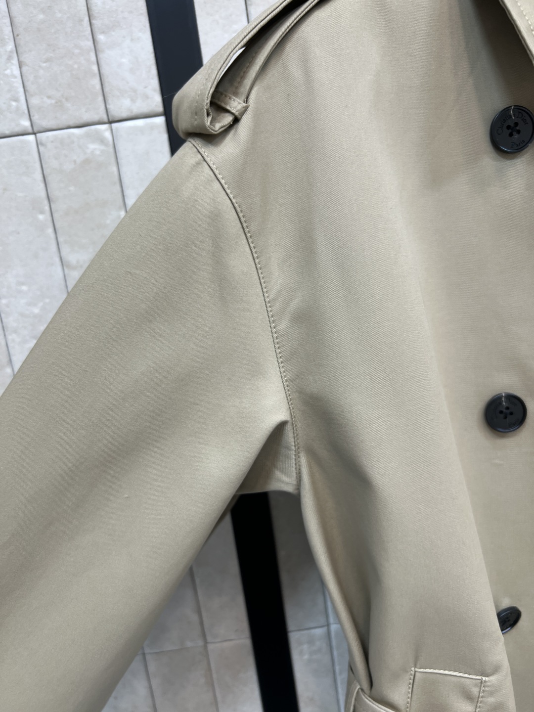 D家 25秋冬新款 短款风衣外套 经典款短版风衣设计 上身精致又干练得体 很少见到的短风衣 小个子也能轻