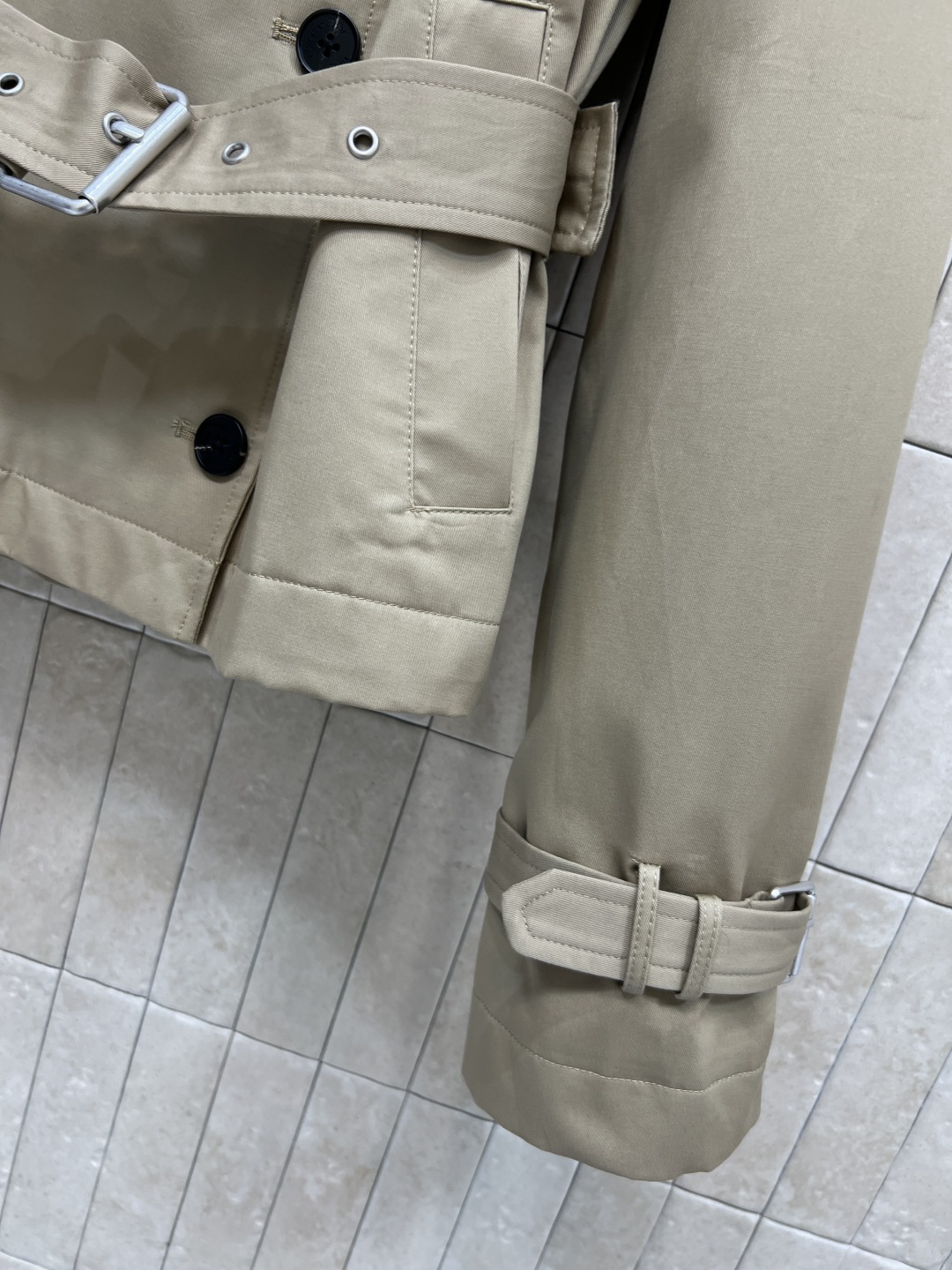 D家 25秋冬新款 短款风衣外套 经典款短版风衣设计 上身精致又干练得体 很少见到的短风衣 小个子也能轻