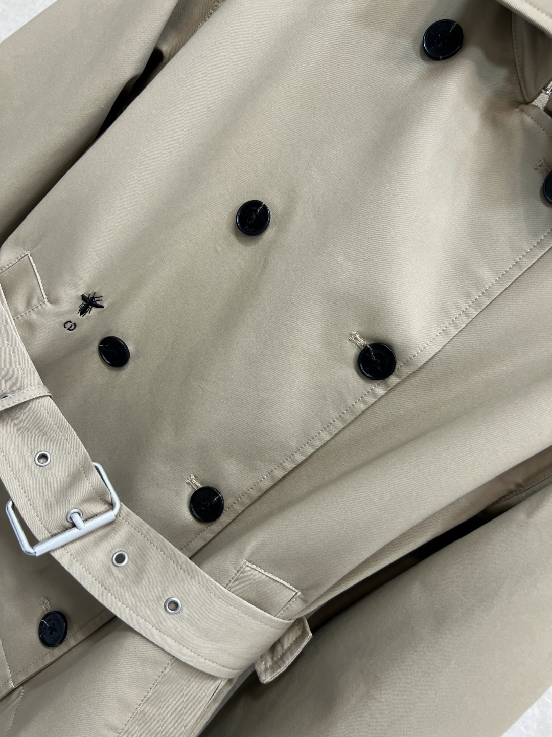 D家 25秋冬新款 短款风衣外套 经典款短版风衣设计 上身精致又干练得体 很少见到的短风衣 小个子也能轻