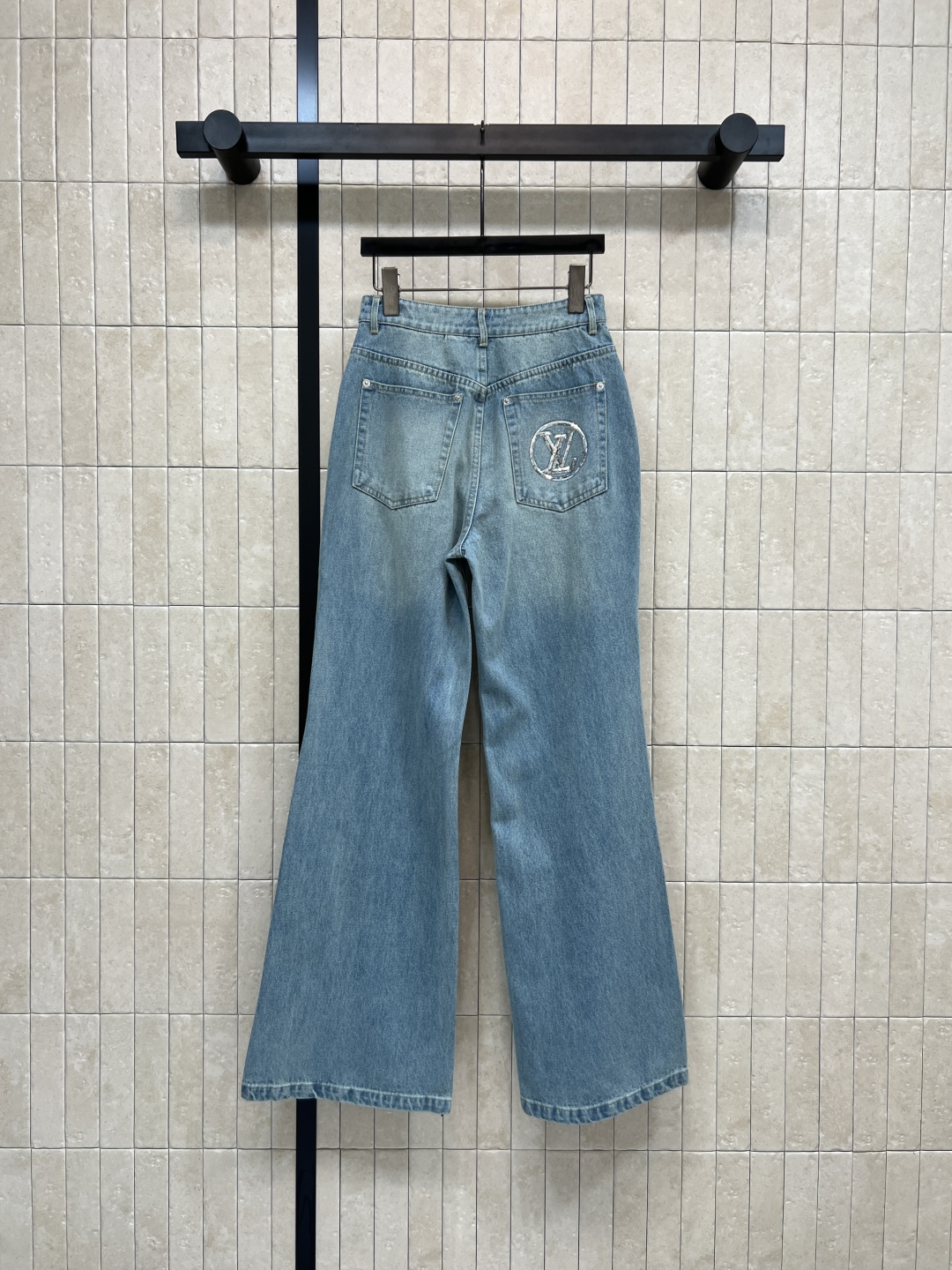 L家 25秋冬新款 珠花logo牛仔微喇叭裤 浅蓝磨白做旧面料 微喇叭裤型 复古感满满！裤身点缀LV标志