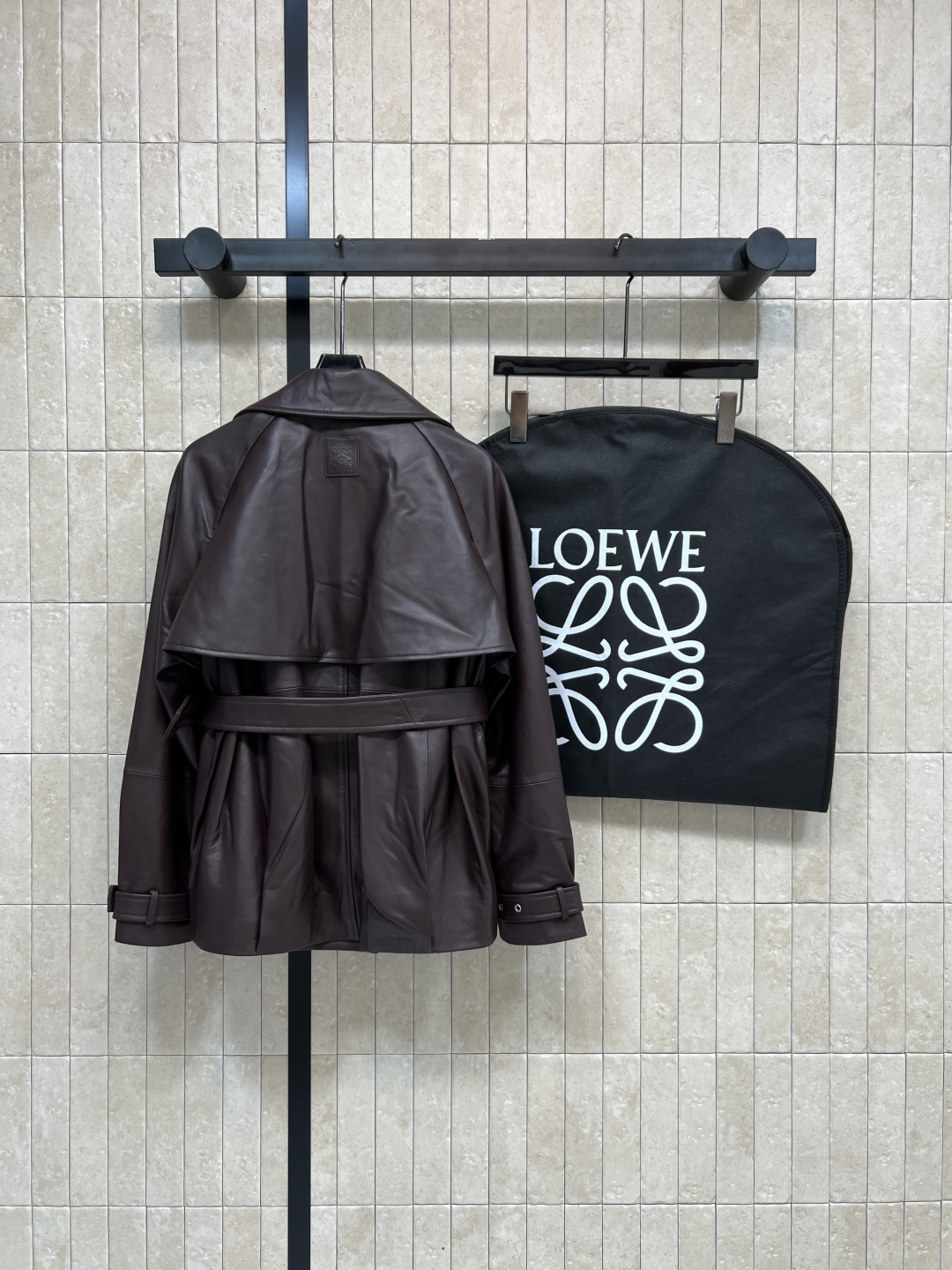 LW家 25秋冬新款 翻领皮革夹克 手工打造 主打机车风 腰带装饰超有个性！高品质皮革 柔软又耐用 秋冬