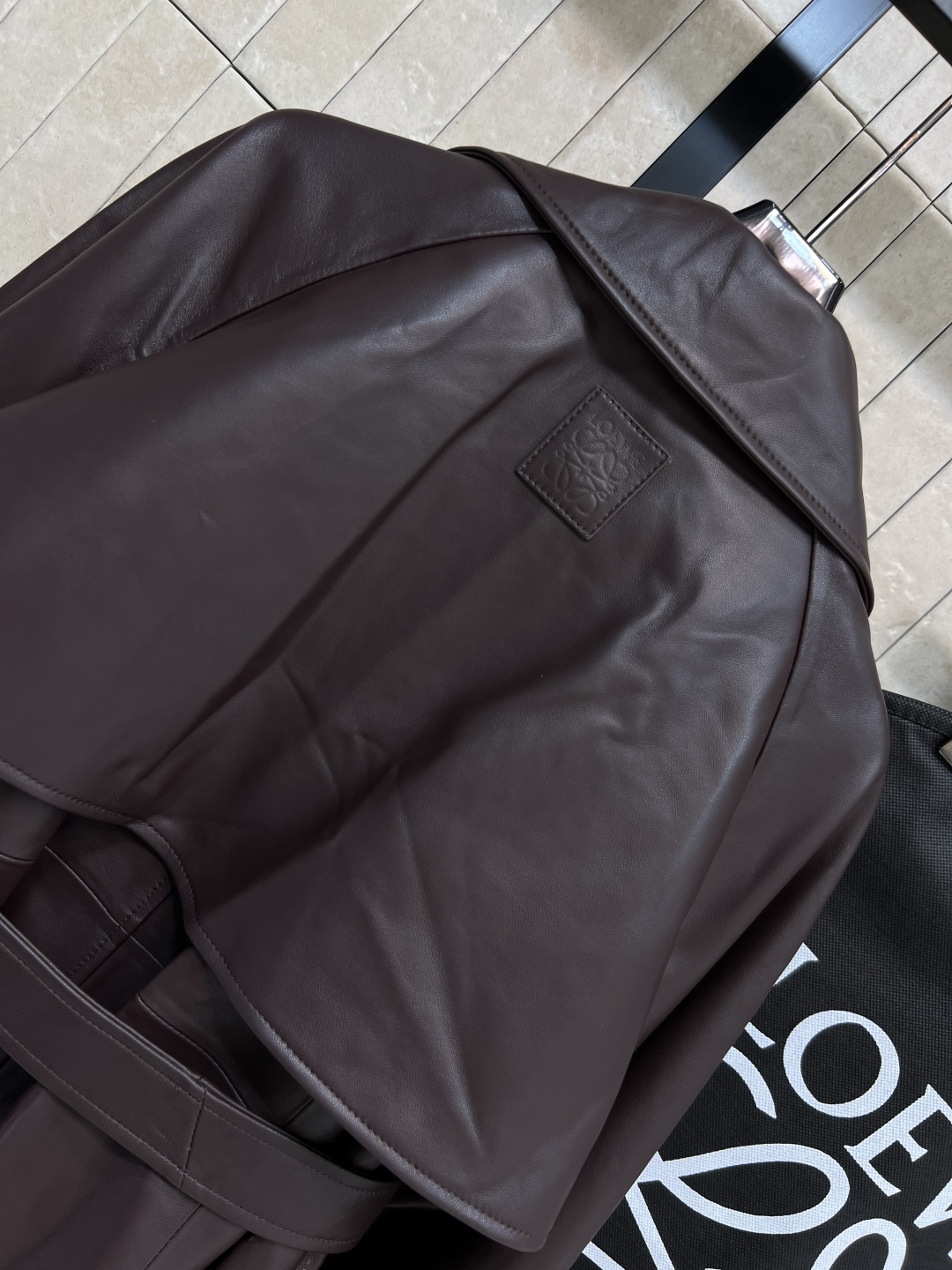 LW家 25秋冬新款 翻领皮革夹克 手工打造 主打机车风 腰带装饰超有个性！高品质皮革 柔软又耐用 秋冬