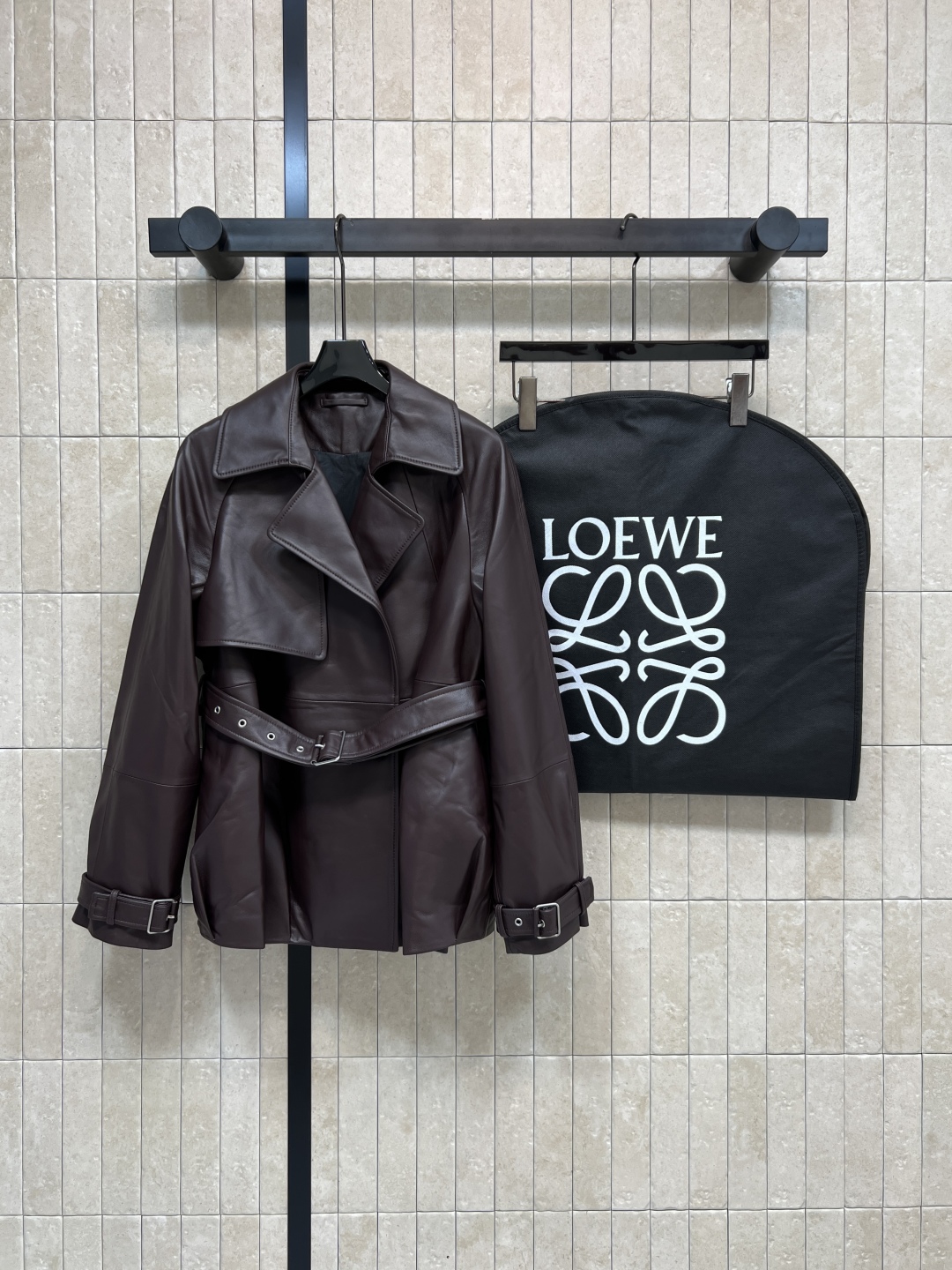 LW家 25秋冬新款 翻领皮革夹克 手工打造 主打机车风 腰带装饰超有个性！高品质皮革 柔软又耐用 秋冬