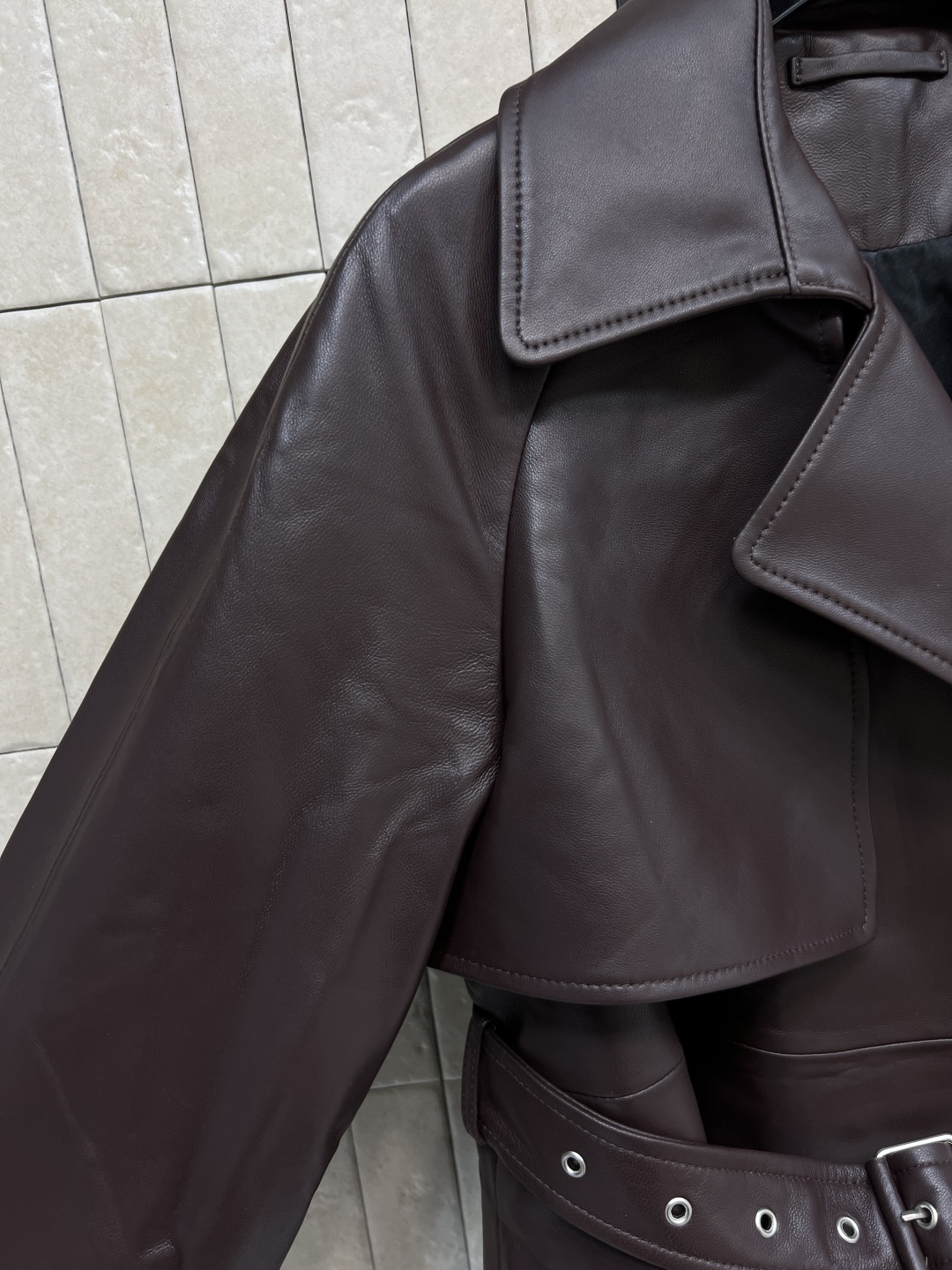 LW家 25秋冬新款 翻领皮革夹克 手工打造 主打机车风 腰带装饰超有个性！高品质皮革 柔软又耐用 秋冬