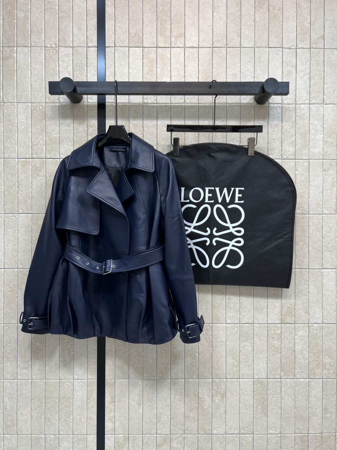 LW家 25秋冬新款 翻领皮革夹克 手工打造 主打机车风 腰带装饰超有个性！高品质皮革 柔软又耐用 秋冬