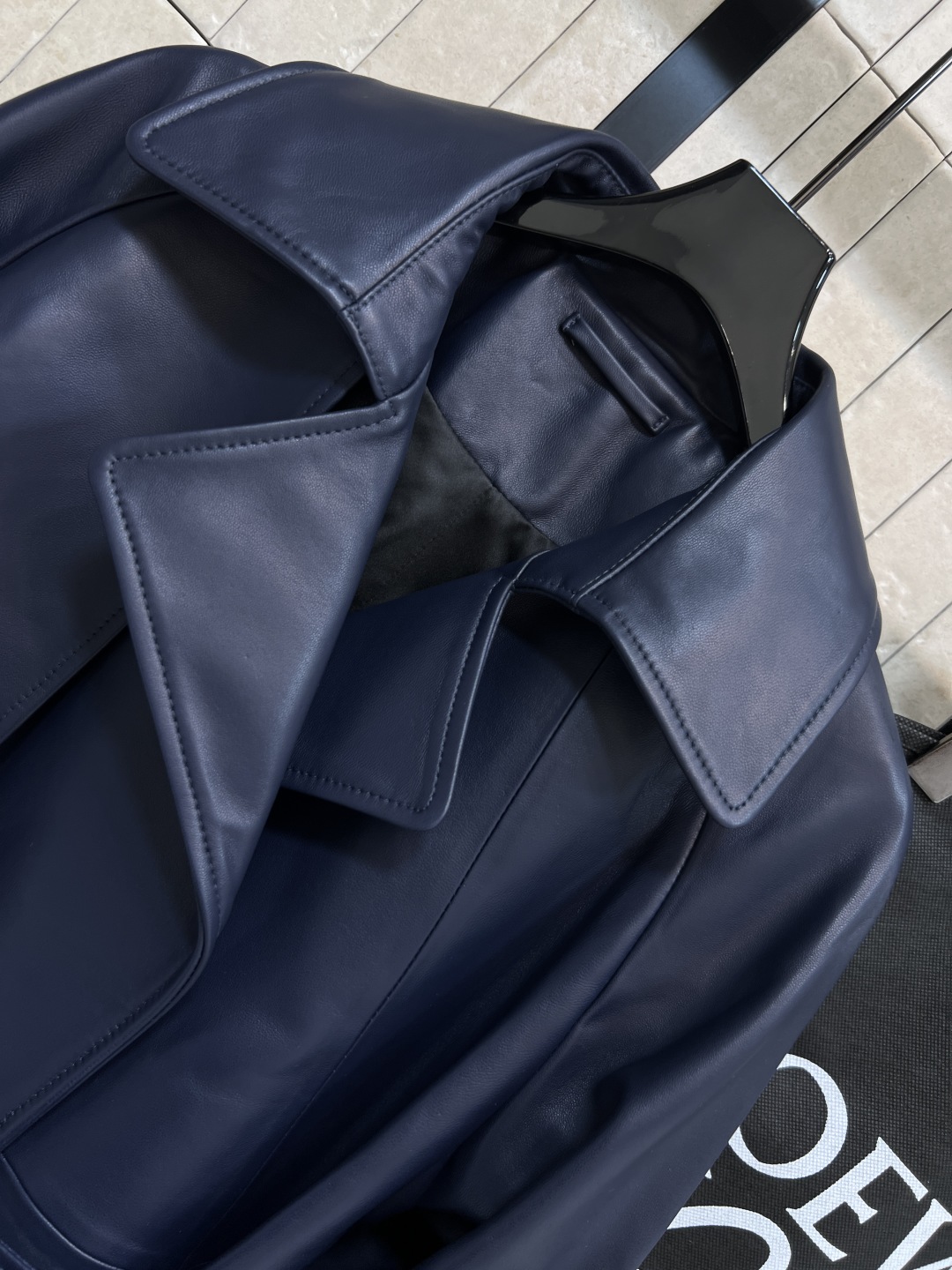 LW家 25秋冬新款 翻领皮革夹克 手工打造 主打机车风 腰带装饰超有个性！高品质皮革 柔软又耐用 秋冬