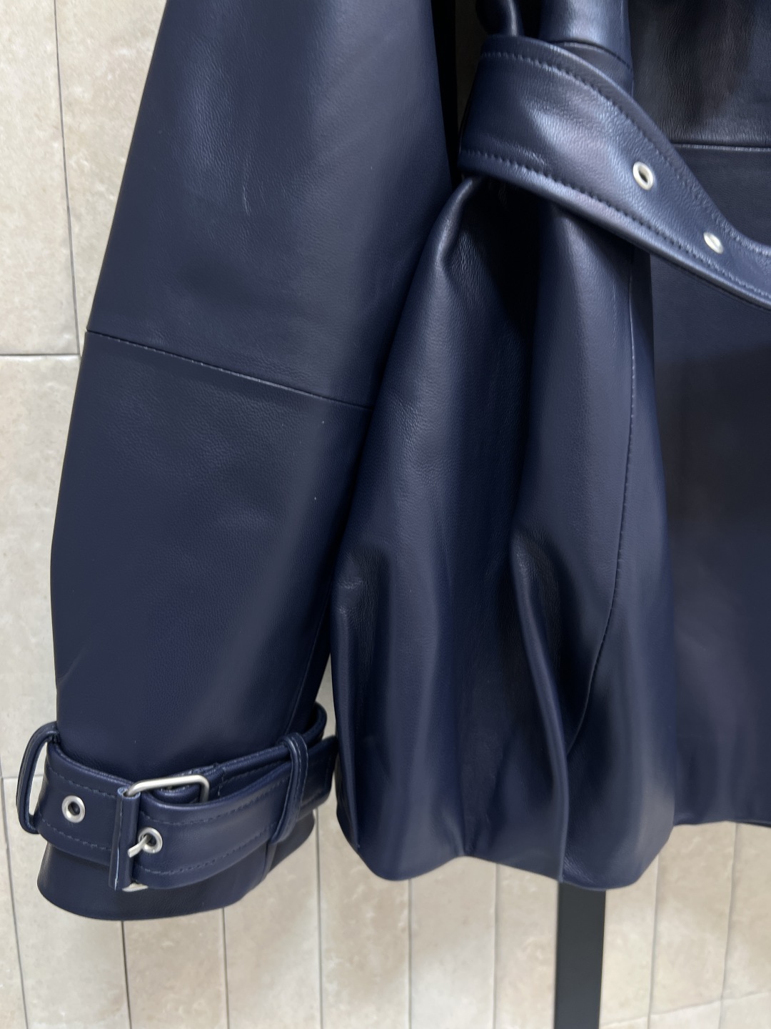 LW家 25秋冬新款 翻领皮革夹克 手工打造 主打机车风 腰带装饰超有个性！高品质皮革 柔软又耐用 秋冬