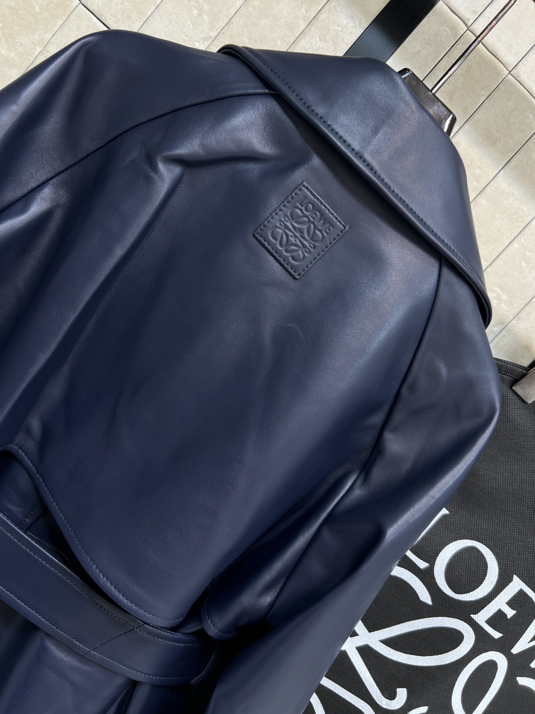 LW家 25秋冬新款 翻领皮革夹克 手工打造 主打机车风 腰带装饰超有个性！高品质皮革 柔软又耐用 秋冬