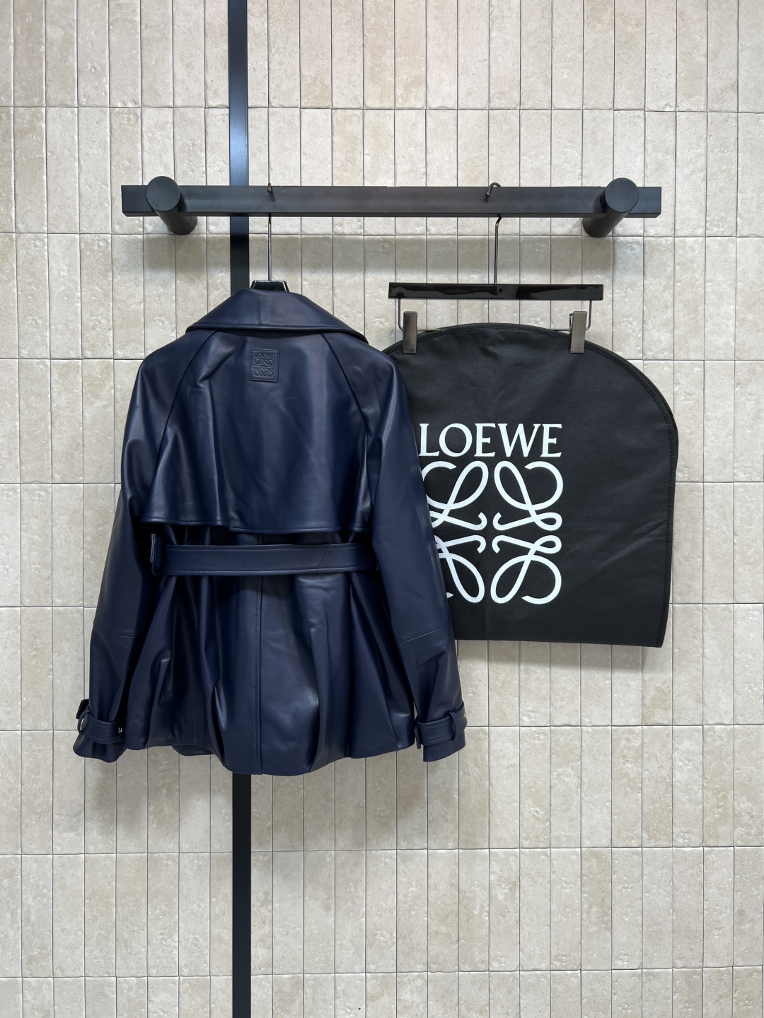 LW家 25秋冬新款 翻领皮革夹克 手工打造 主打机车风 腰带装饰超有个性！高品质皮革 柔软又耐用 秋冬