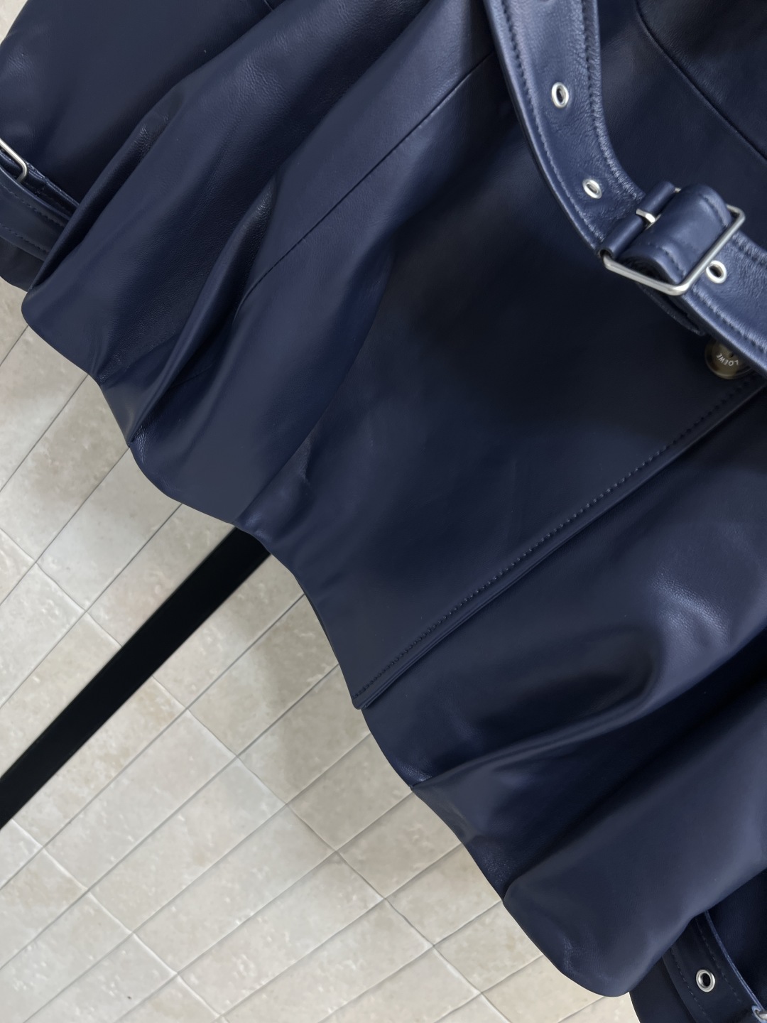 LW家 25秋冬新款 翻领皮革夹克 手工打造 主打机车风 腰带装饰超有个性！高品质皮革 柔软又耐用 秋冬