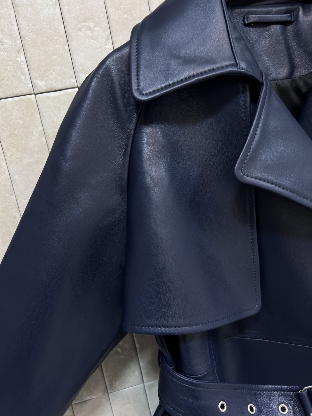 LW家 25秋冬新款 翻领皮革夹克 手工打造 主打机车风 腰带装饰超有个性！高品质皮革 柔软又耐用 秋冬