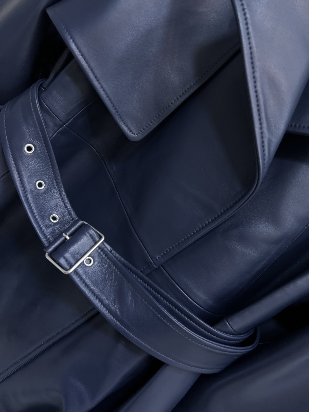 LW家 25秋冬新款 翻领皮革夹克 手工打造 主打机车风 腰带装饰超有个性！高品质皮革 柔软又耐用 秋冬