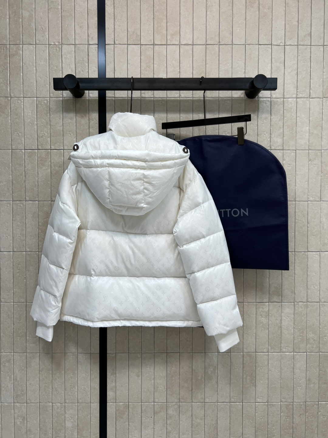 L家 25秋冬新款 暗纹老花连帽羽绒服 可拆卸连帽立领设计 老花拉链巨显高级 通身暗纹提花logo点缀 